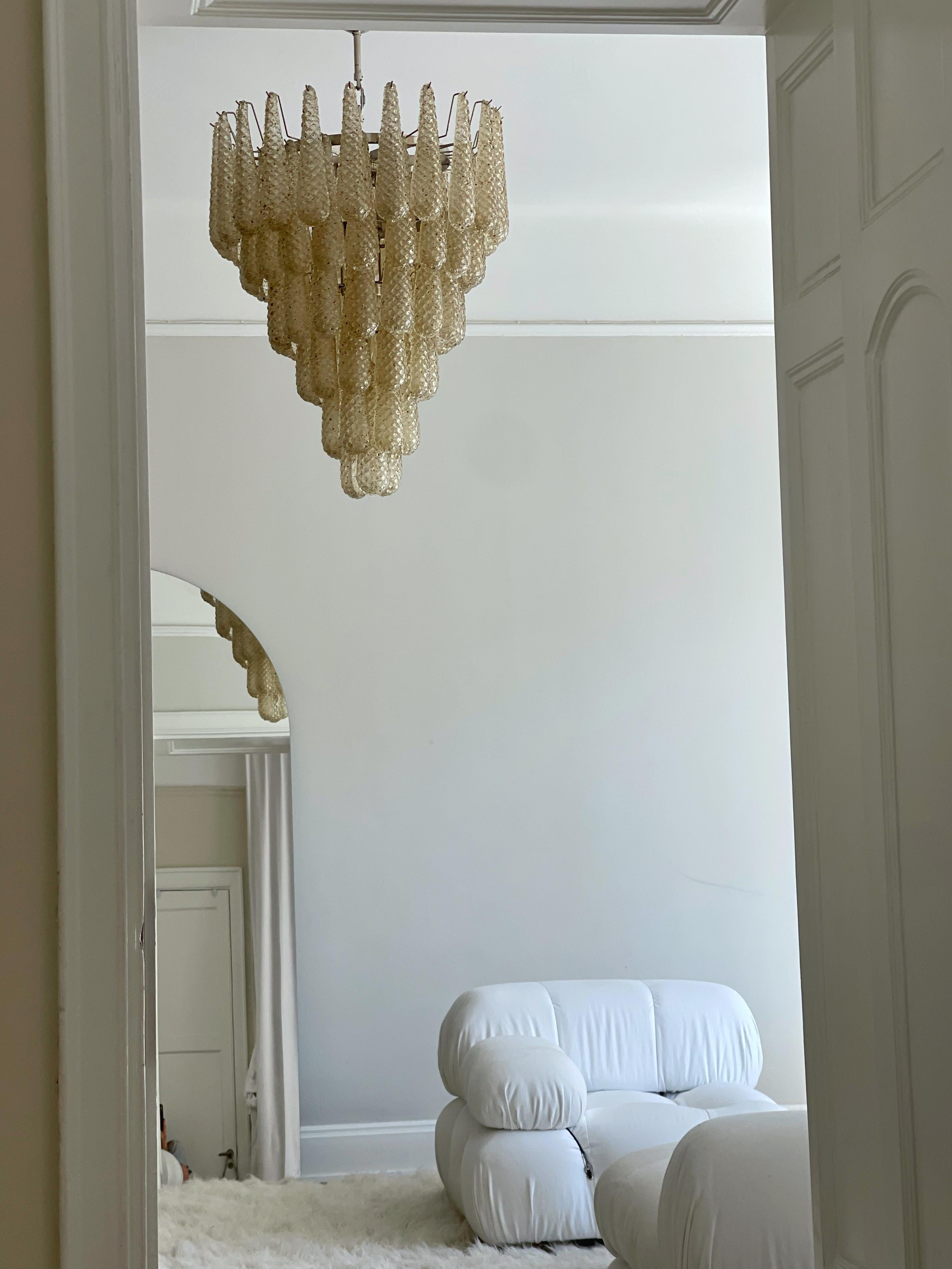 Italiano Coppia di grandi lampadari di Murano nello stile di Venini in tonalità ambra. in vendita
