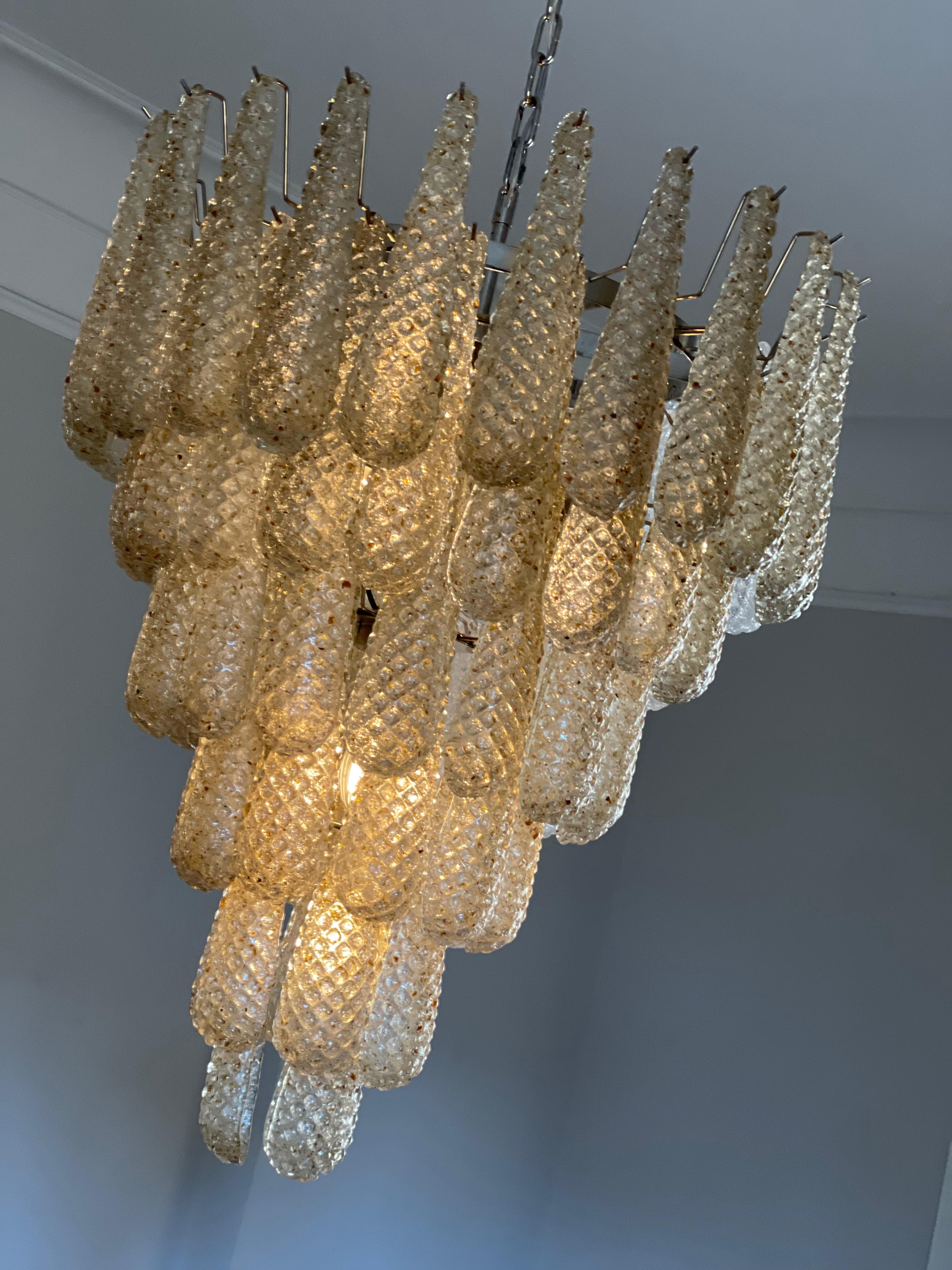 Fine XX secolo Coppia di grandi lampadari di Murano nello stile di Venini in tonalità ambra. in vendita