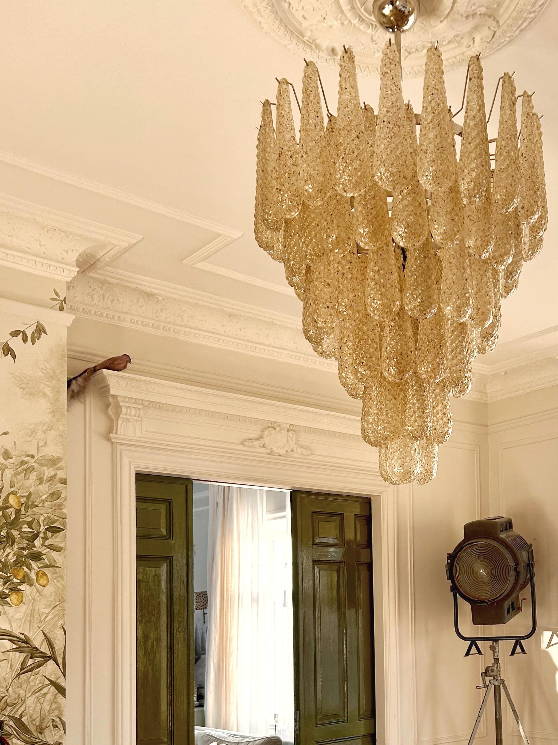 Vetro Coppia di grandi lampadari di Murano nello stile di Venini in tonalità ambra. in vendita