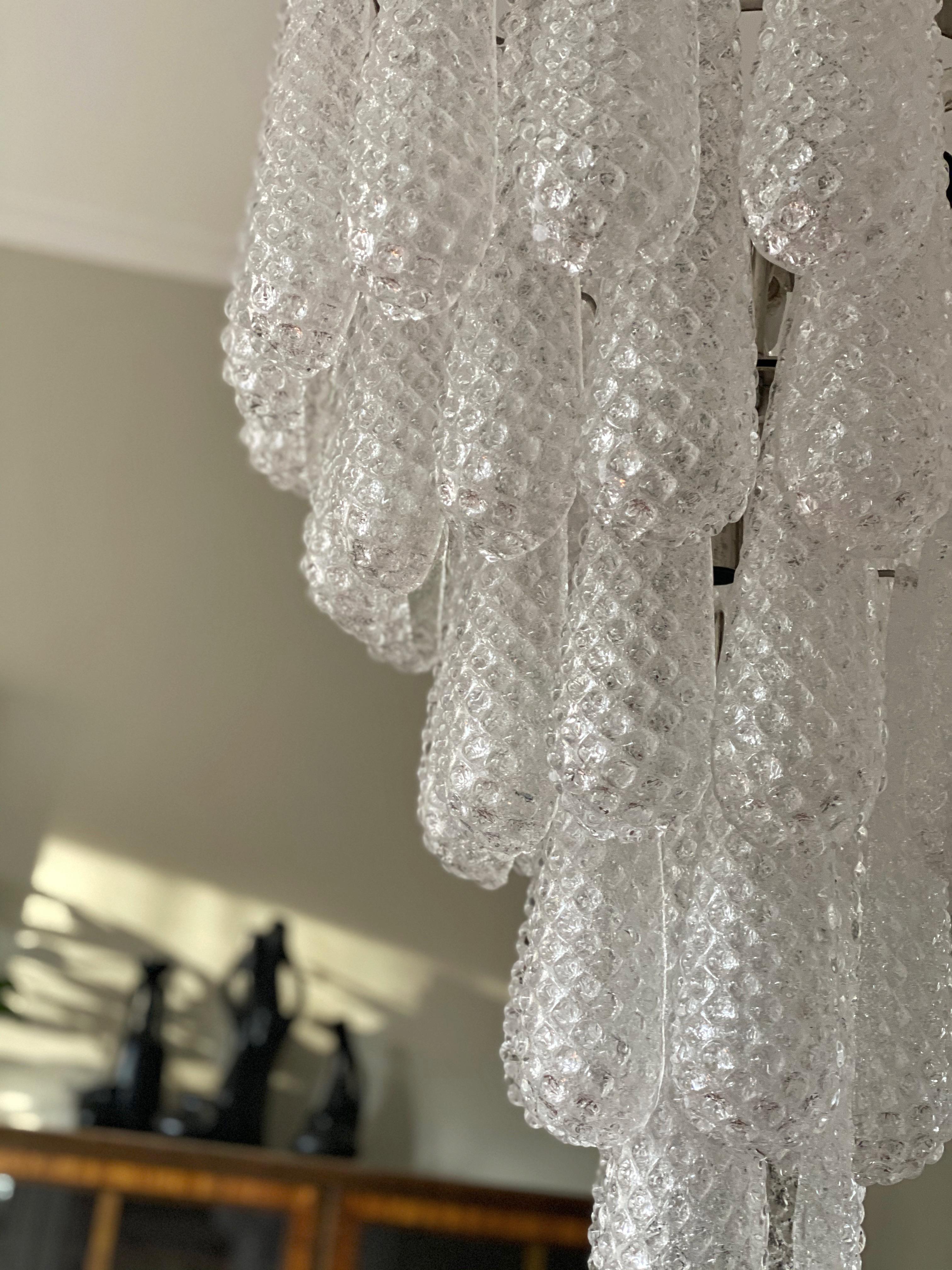 Coppia di enormi lampadari in vetro di Murano con prismi di vetro formati a goccia. u2028Lampadari contemporanei in stile tradizionale italiano di metà secolo.
I lampadari sono composti da 75 prismi di cristallo delle dimensioni di 29 x 8 cm (11,4