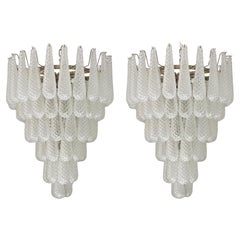 Coppia di grandi lampadari di Murano nello stile di Venini.