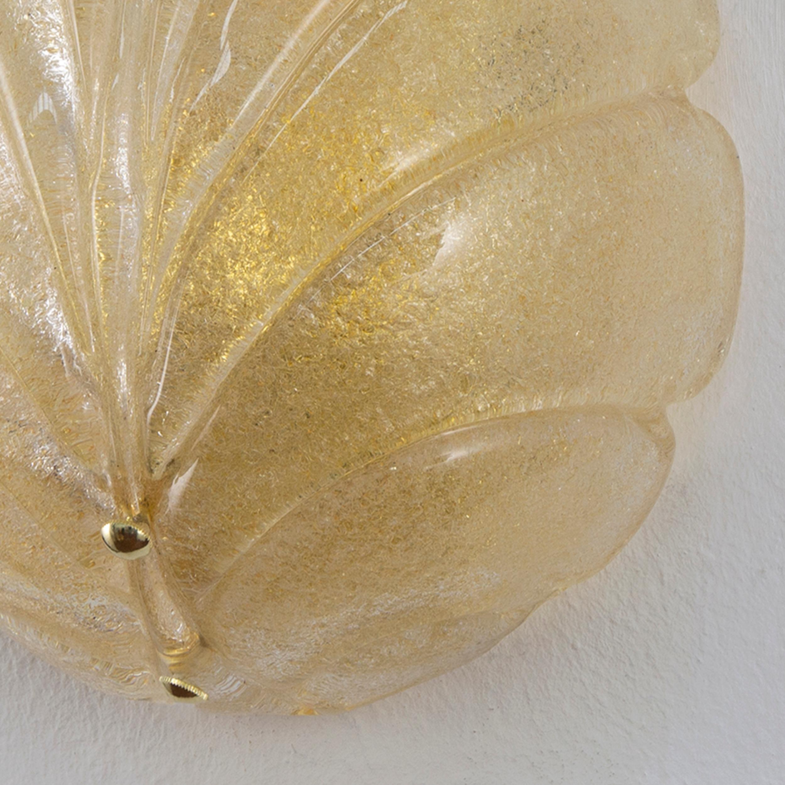 Coppia di grandi appliques a forma di foglia vetro di Murano ambra con graniglia For Sale 3
