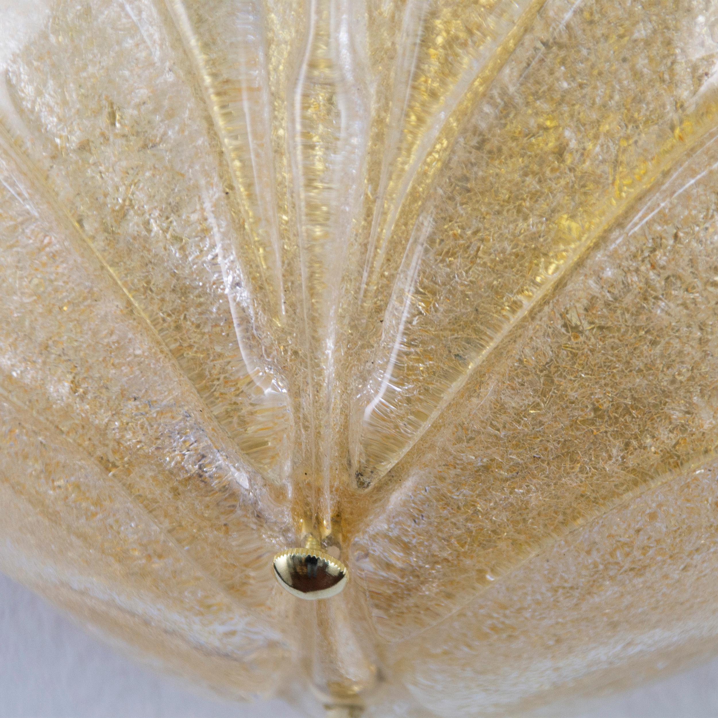 Coppia di grandi appliques a forma di foglia vetro di Murano ambra con graniglia For Sale 4