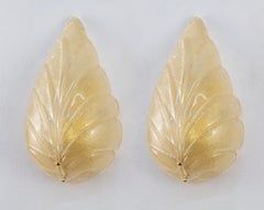 Coppia di grandi appliques a forma di foglia vetro di Murano ambra con graniglia