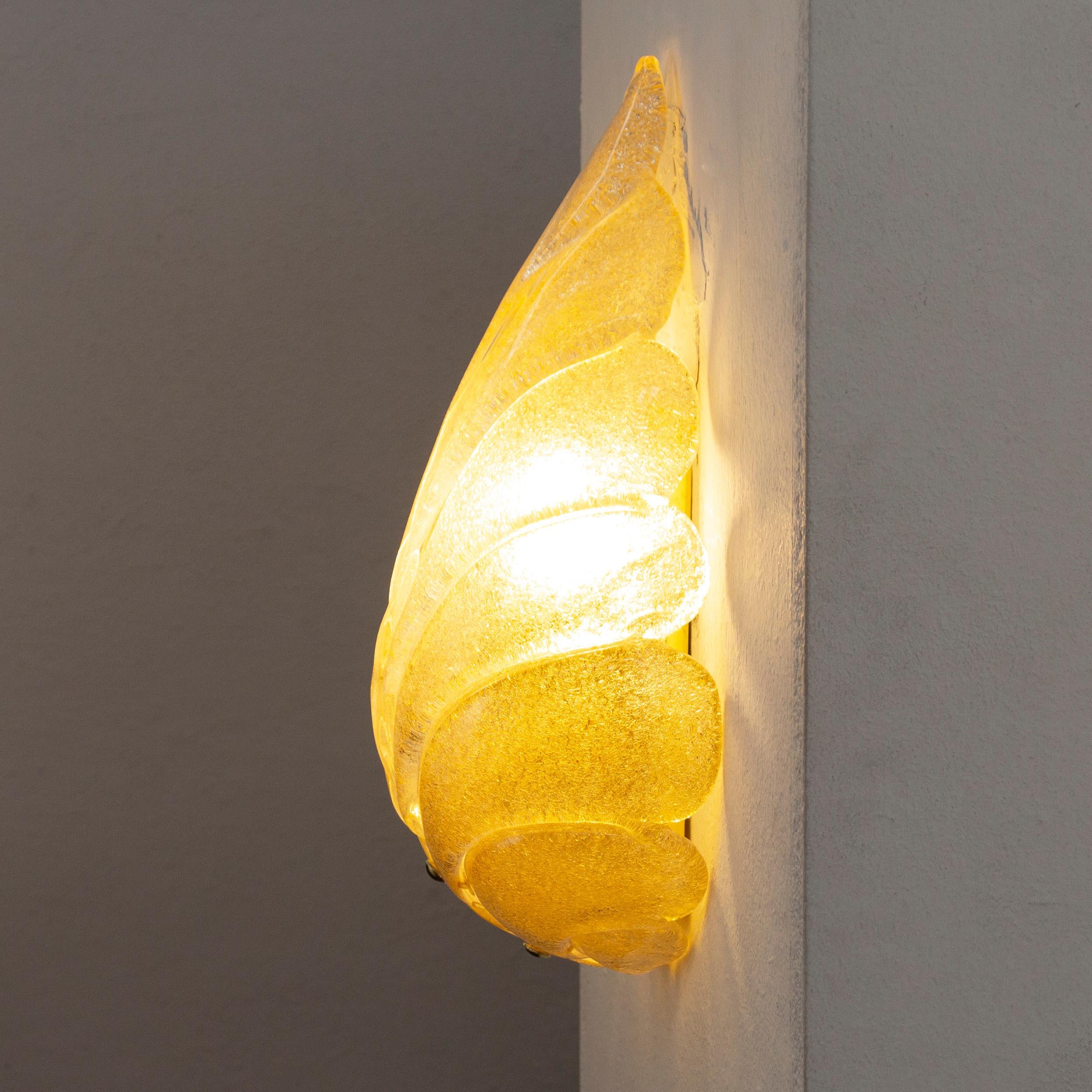 Contemporary Coppia di grandi appliques a forma di foglia vetro di Murano ambra con graniglia For Sale