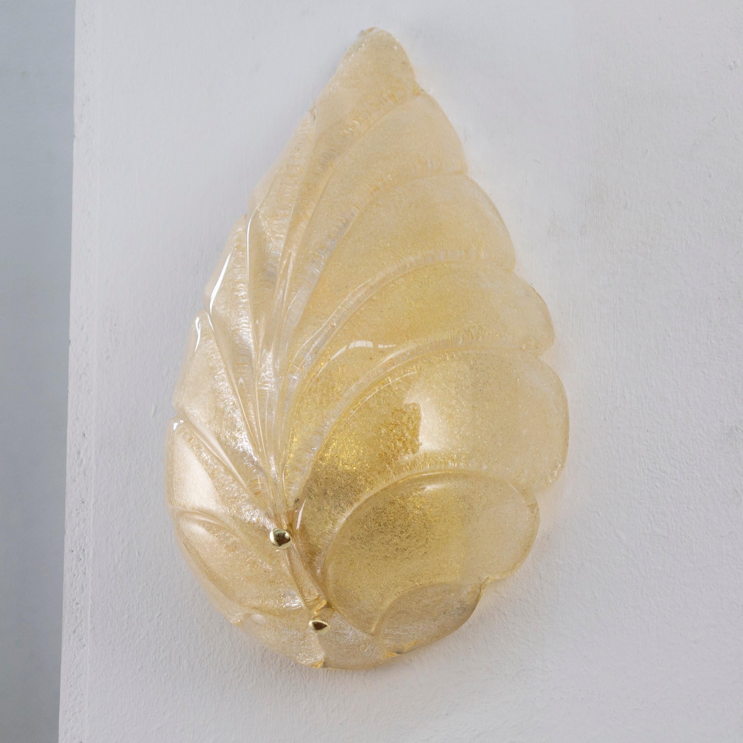 Coppia di grandi appliques a forma di foglia vetro di Murano ambra con graniglia For Sale 2