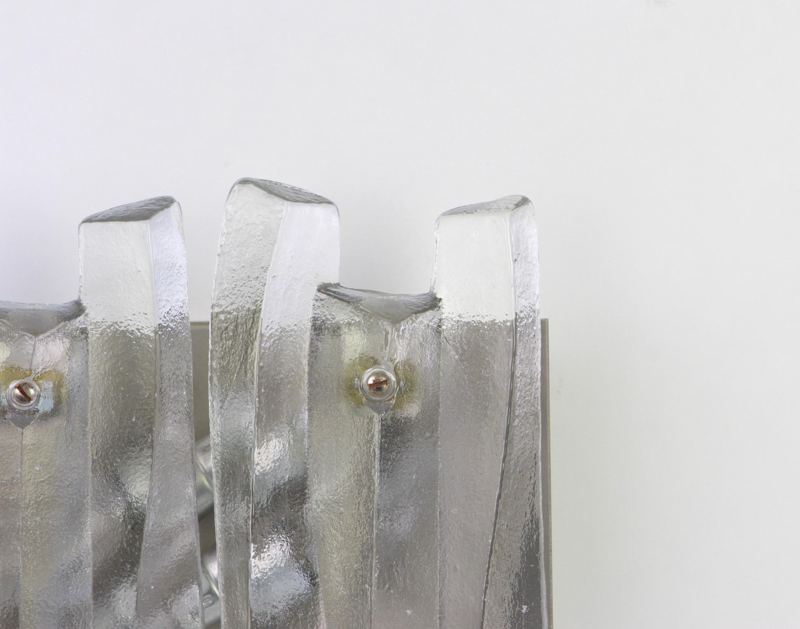 Wunderschönes Paar Wandleuchten aus der Mitte des Jahrhunderts mit Eisglas, hergestellt von Kalmar, Österreich, ca. 1960-1969.
Serie: 'Fuente'

Hochwertig und in sehr gutem Zustand. Gereinigt, gut verkabelt und einsatzbereit.  

Jede Leuchte
