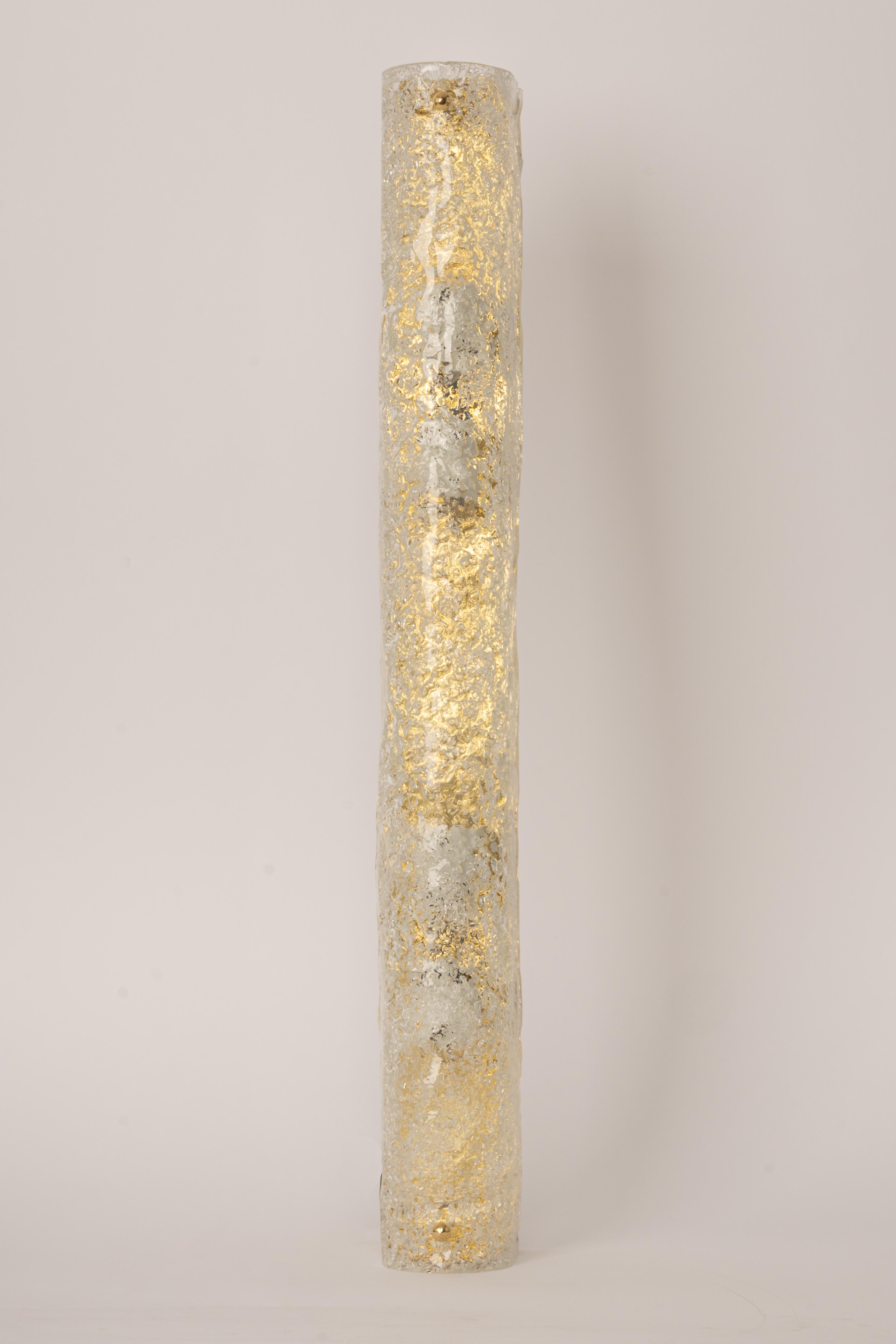 Zwei große, handgefertigte Murano-Glasleuchten auf einem Messingsockel von Hillebrand, Deutschland, ca. 1960er Jahre.

Sie besteht aus einem strukturierten, kristallklaren, röhrenförmigen Schirm, der Eis simuliert, auf einem Rahmen aus Messing.
Das