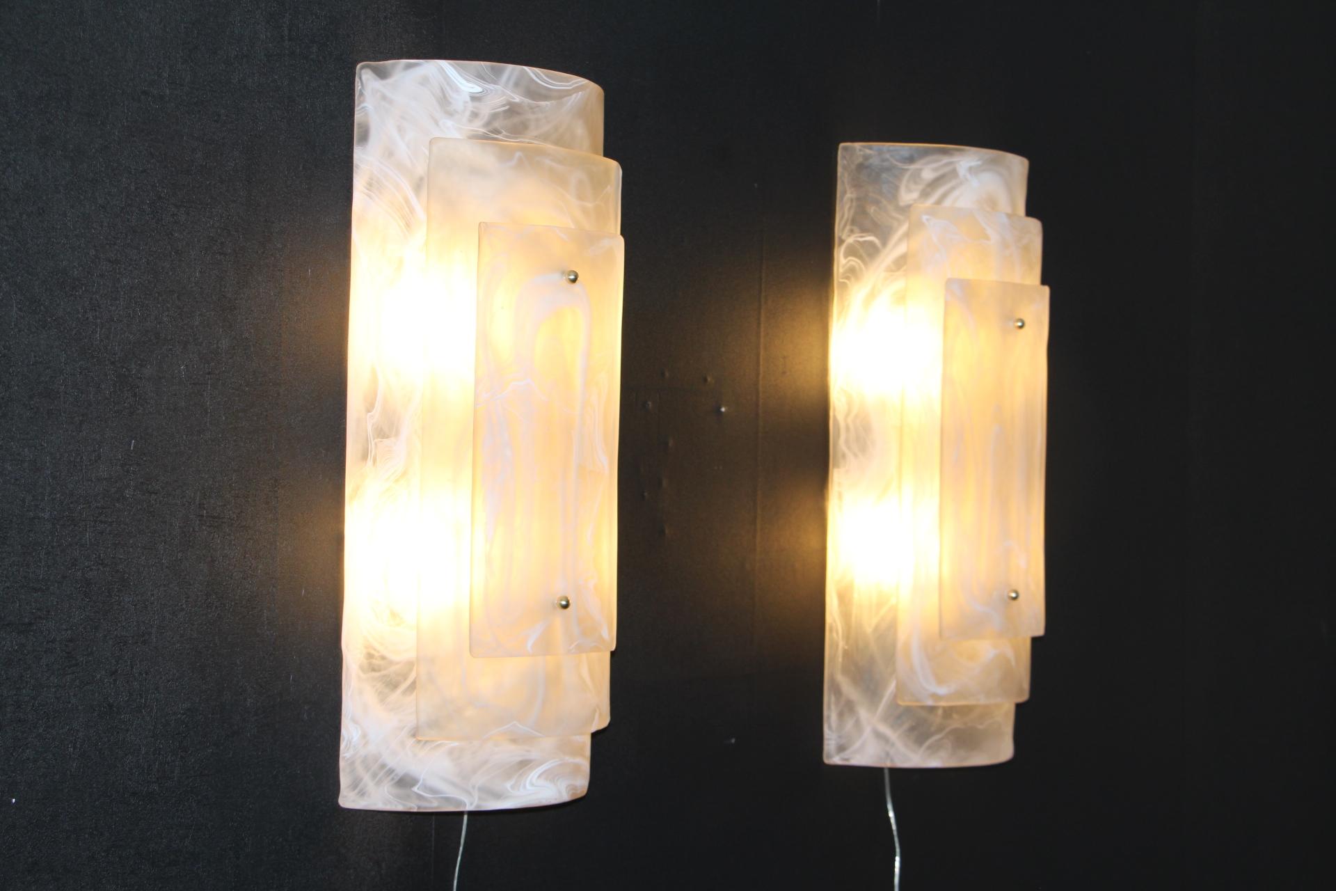 Pair of Large Murano Glass Wall Lights in Alabaster Decor, Long Wall Lights In Excellent Condition For Sale In Saint-Ouen, FR