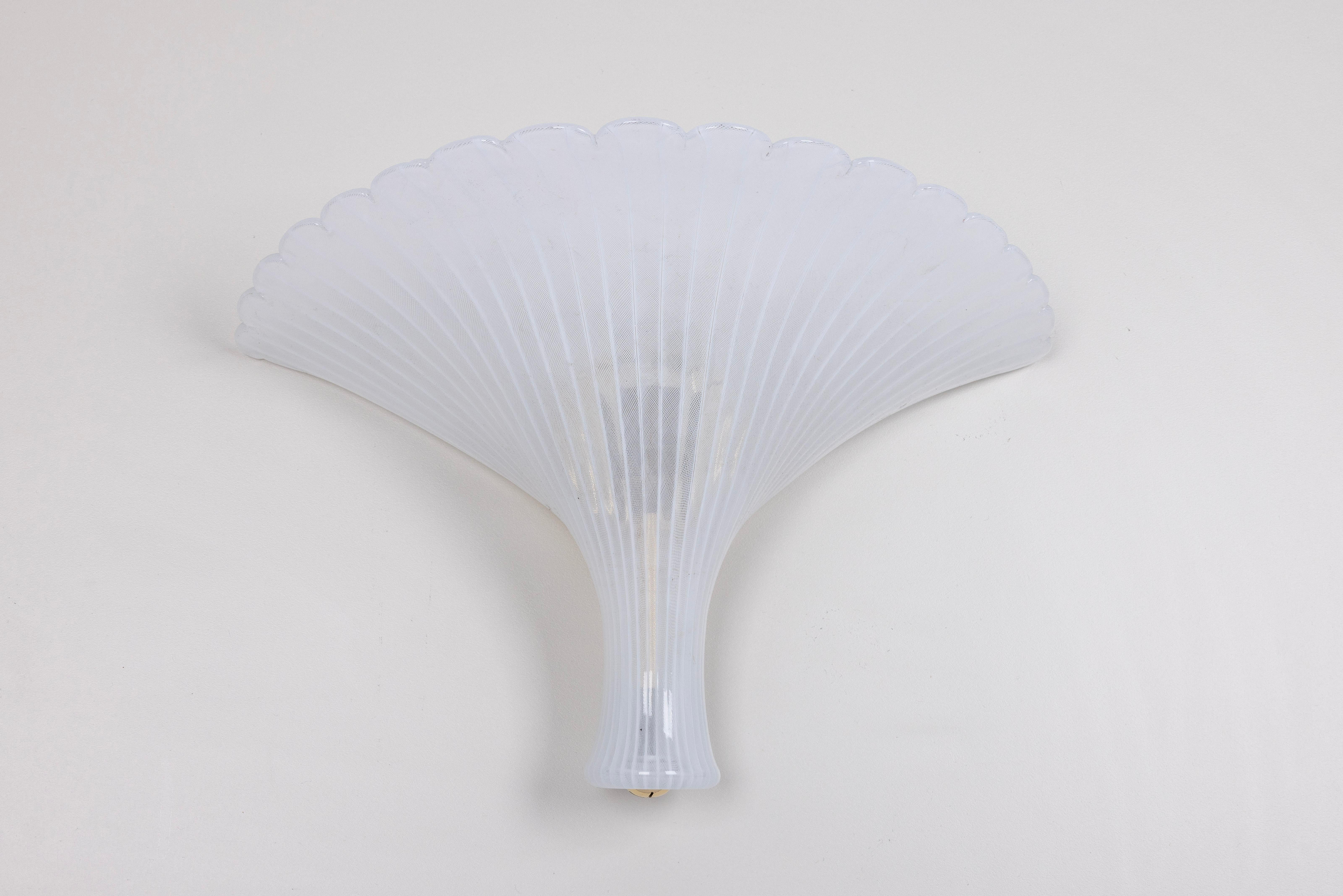 Grandi lampade da parete di Murano realizzate da Barovier&Toso, Italia, circa 1970-1979.
Elegante applique a ventaglio realizzata a Murano, in Italia, negli anni Settanta. Il pezzo è dotato di un paralume in vetro di Murano bianco con un delicato