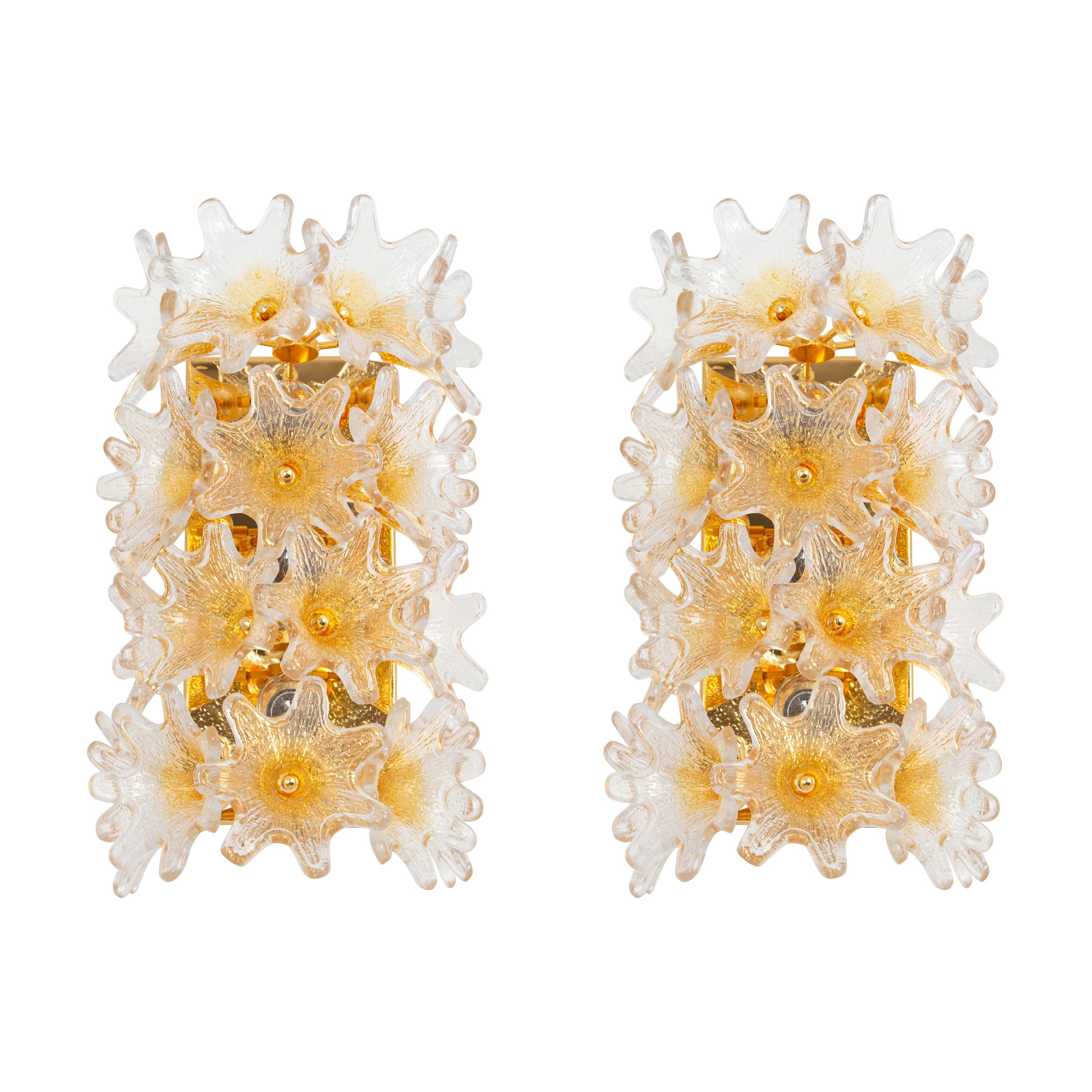 Pareja de apliques grandes de Murano, fabricados por VeArt, Italia, hacia 1980-1989.
Alta calidad y en muy buen estado. Limpio, bien cableado y listo para usar.

Cada aplique requiere 3 bombillas pequeñas E14 de 60 W como máximo.
Las bombillas no