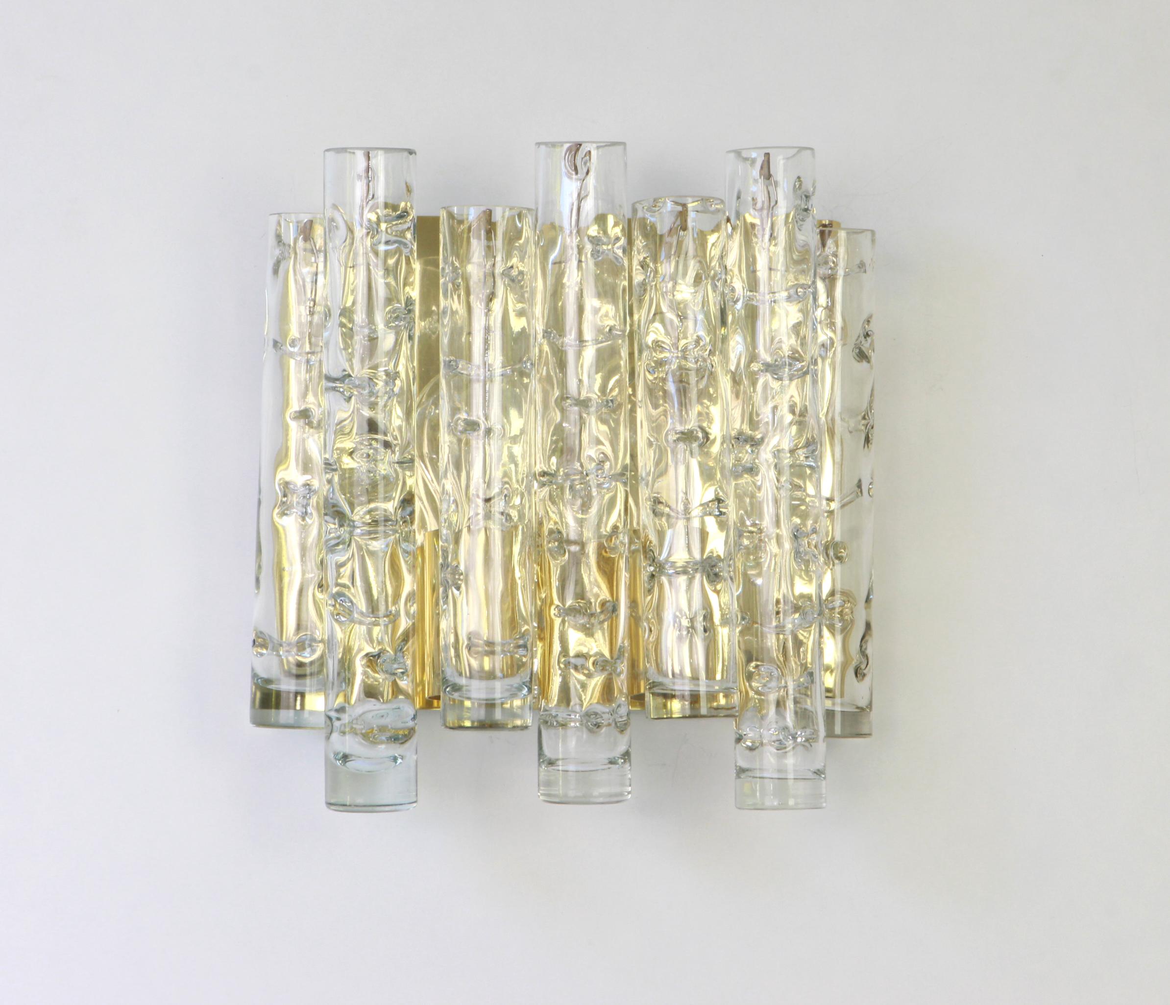 Wunderschönes Paar Wandleuchten aus der Mitte des Jahrhunderts mit Murano-Glasröhren, hergestellt von Doria Leuchten, Deutschland, ca. 1960-1969.


Hochwertig und in sehr gutem Zustand. Gereinigt, gut verkabelt und einsatzbereit. 

Jede Leuchte