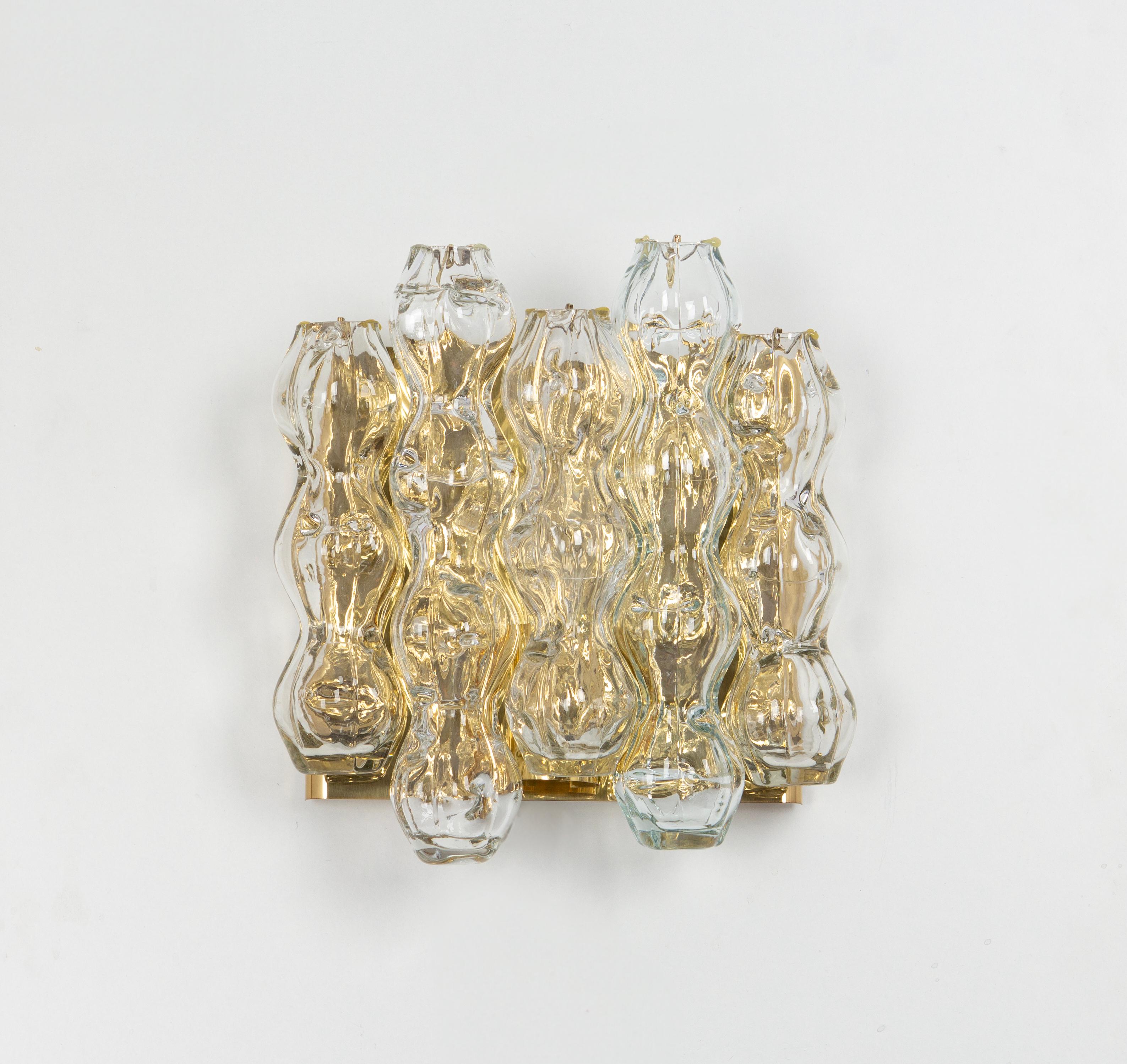 Wunderschönes Paar Wandleuchten aus der Mitte des Jahrhunderts mit Murano-Glasröhren, hergestellt von Doria Leuchten, Deutschland, ca. 1960-1969.

Hochwertig und in sehr gutem Zustand. Gereinigt, gut verkabelt und einsatzbereit. 

Jede Leuchte