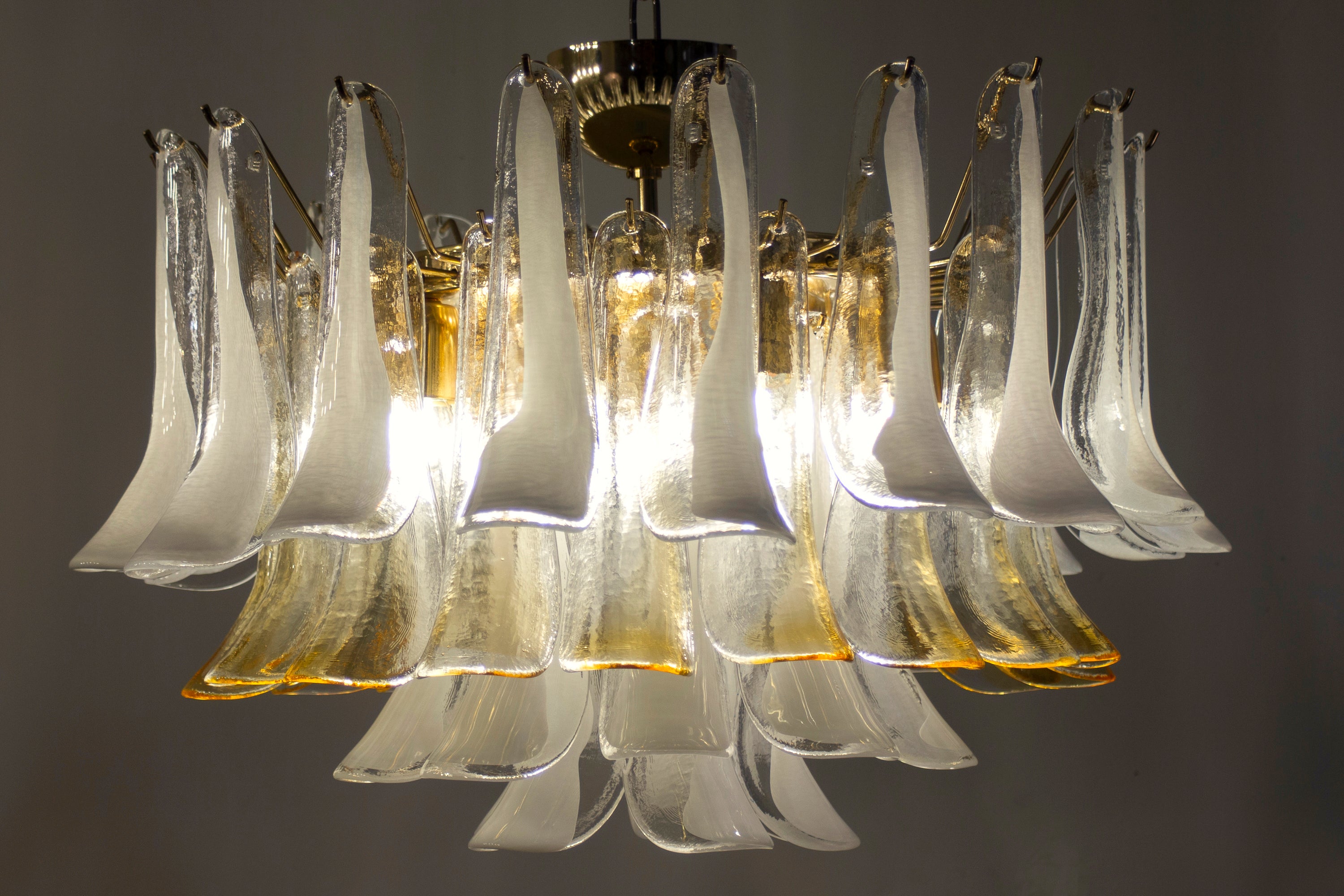 Amazing chandelier with white and amber petals hand blown glasses by Murrina. Italy 1970'
Measures: height ; cm 60 diameter cm 65 (25.6 in.)
10  E27 light bulbs.
Cleaned and re-wired, in full working order and ready to use. In excellent vintage