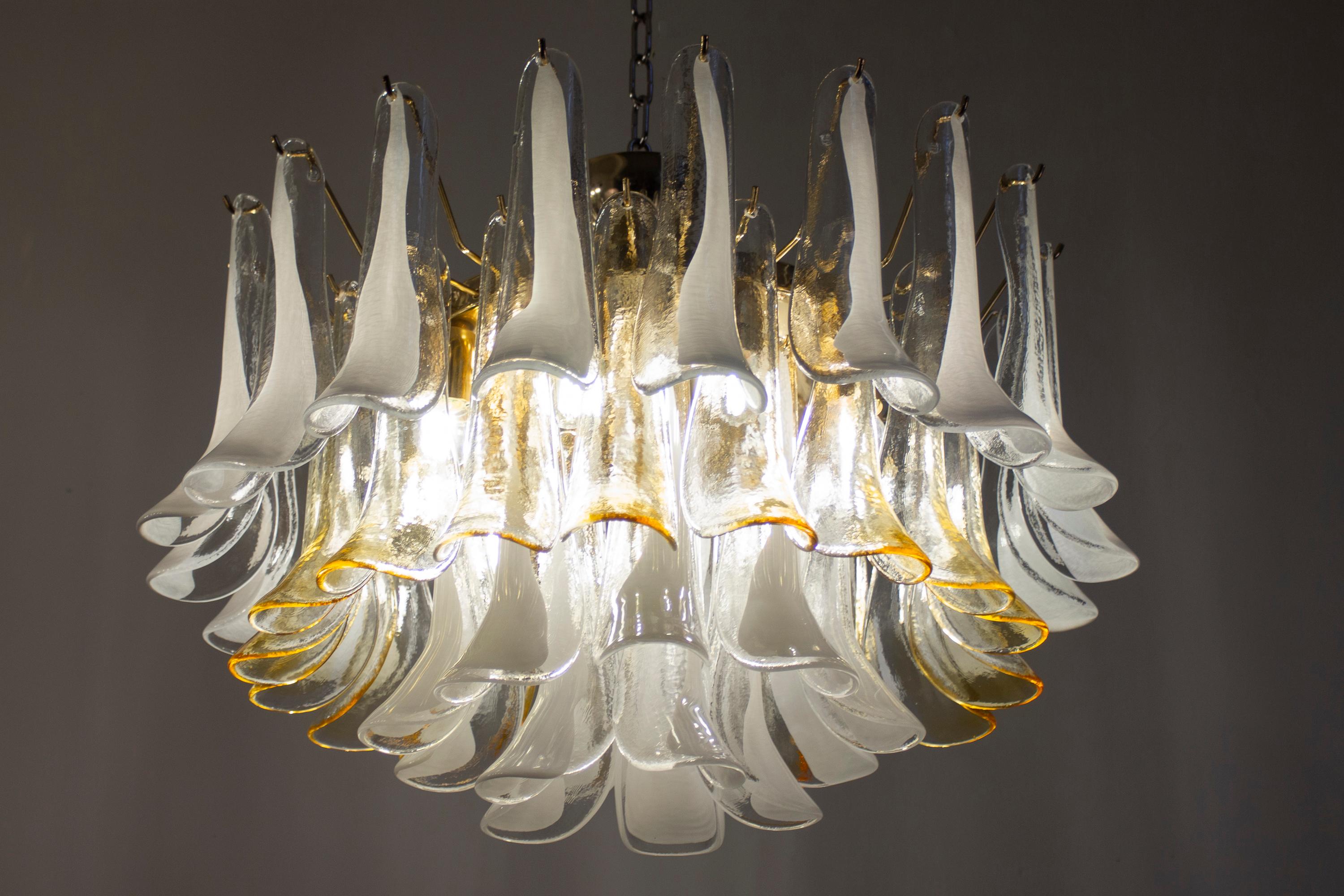 Fin du 20e siècle Grand lustre tulipe blanche et ambrée de Murano Italie 1970 en vente