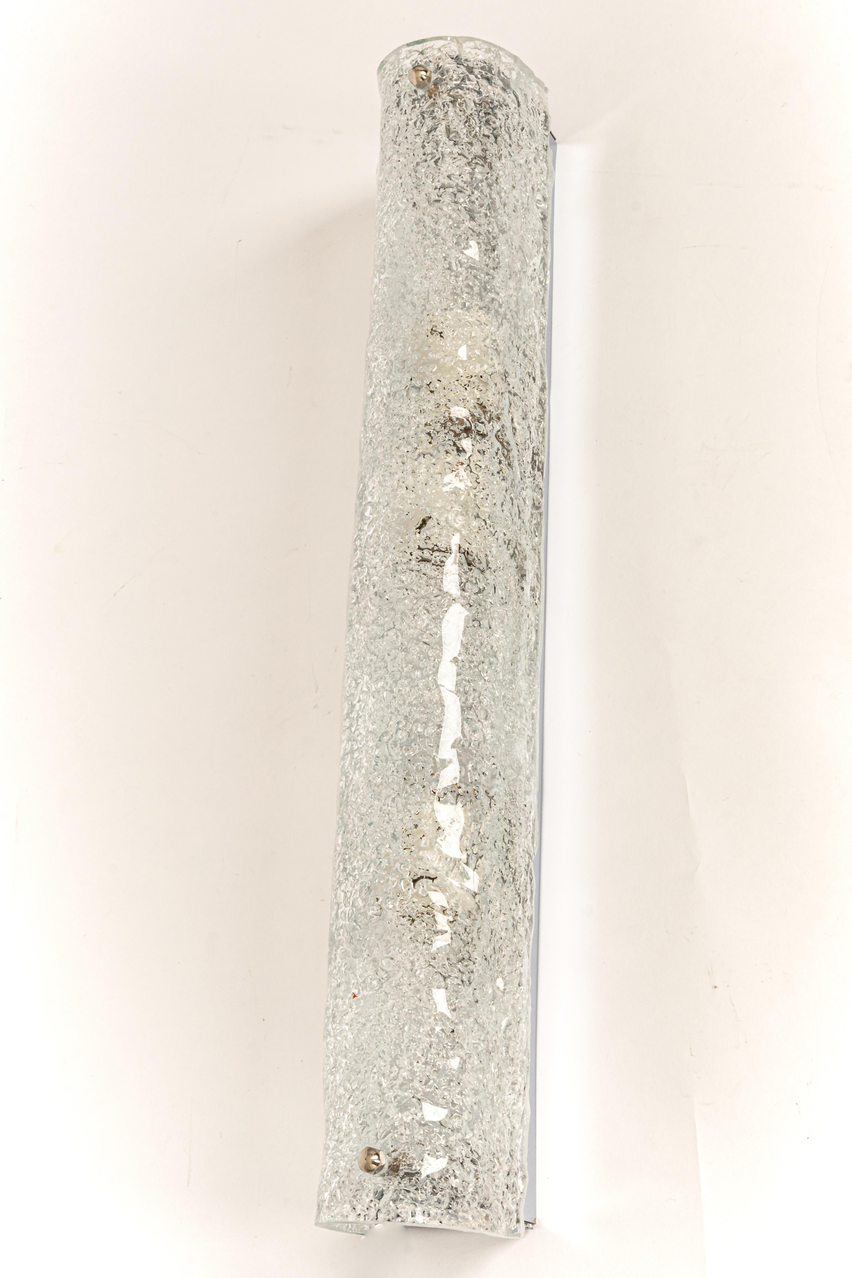 Coppia di grandi appliques artigianali in vetro di Murano su base cromata di Hillebrand, Germania, anni '60 circa.

Si compone di una qualità strutturata, un paralume tubolare in cristallo trasparente che simula il ghiaccio su una struttura