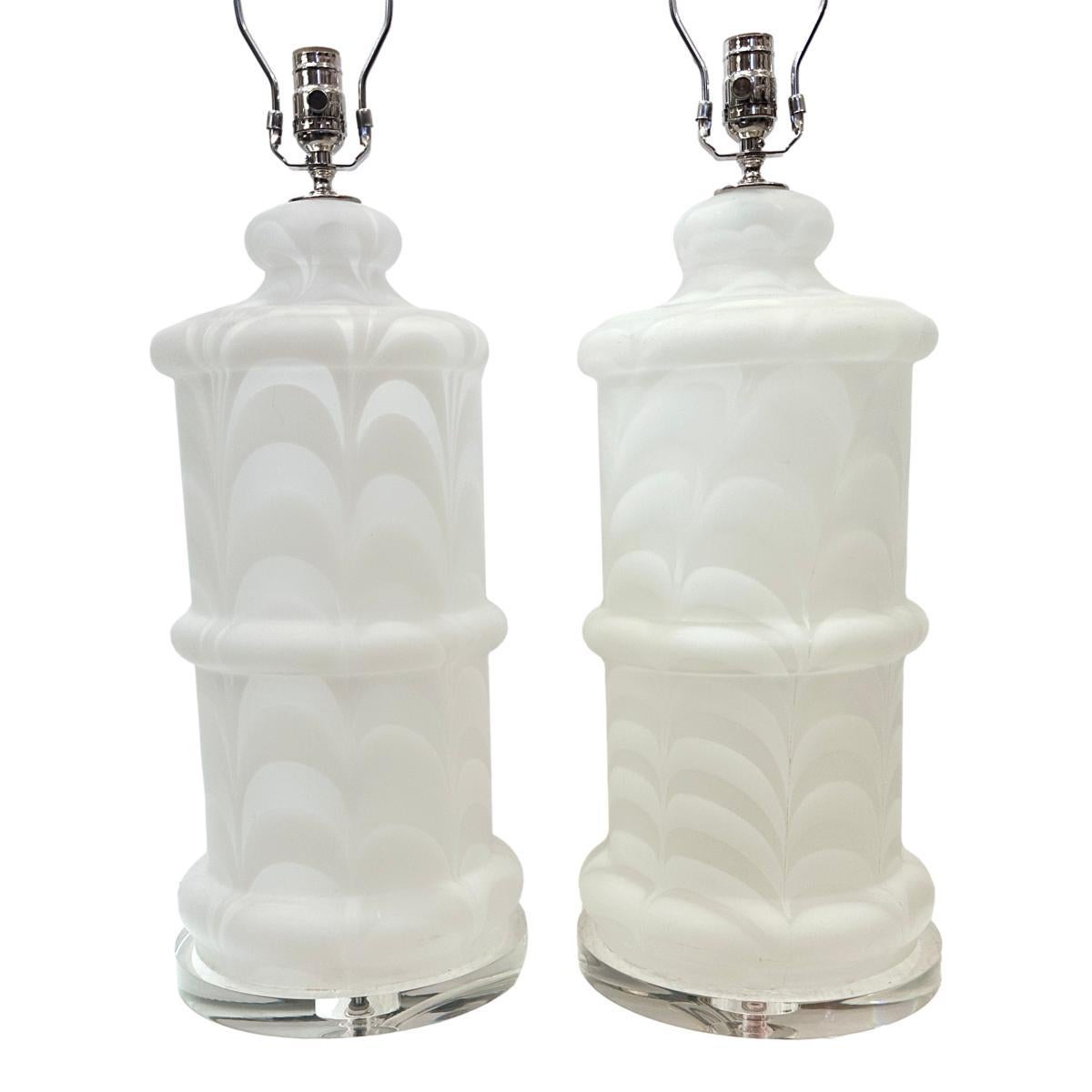 Coppia di lampade italiane in vetro soffiato bianco degli anni '60 circa con basi in lucite.

Misure:
Altezza della scocca: 22