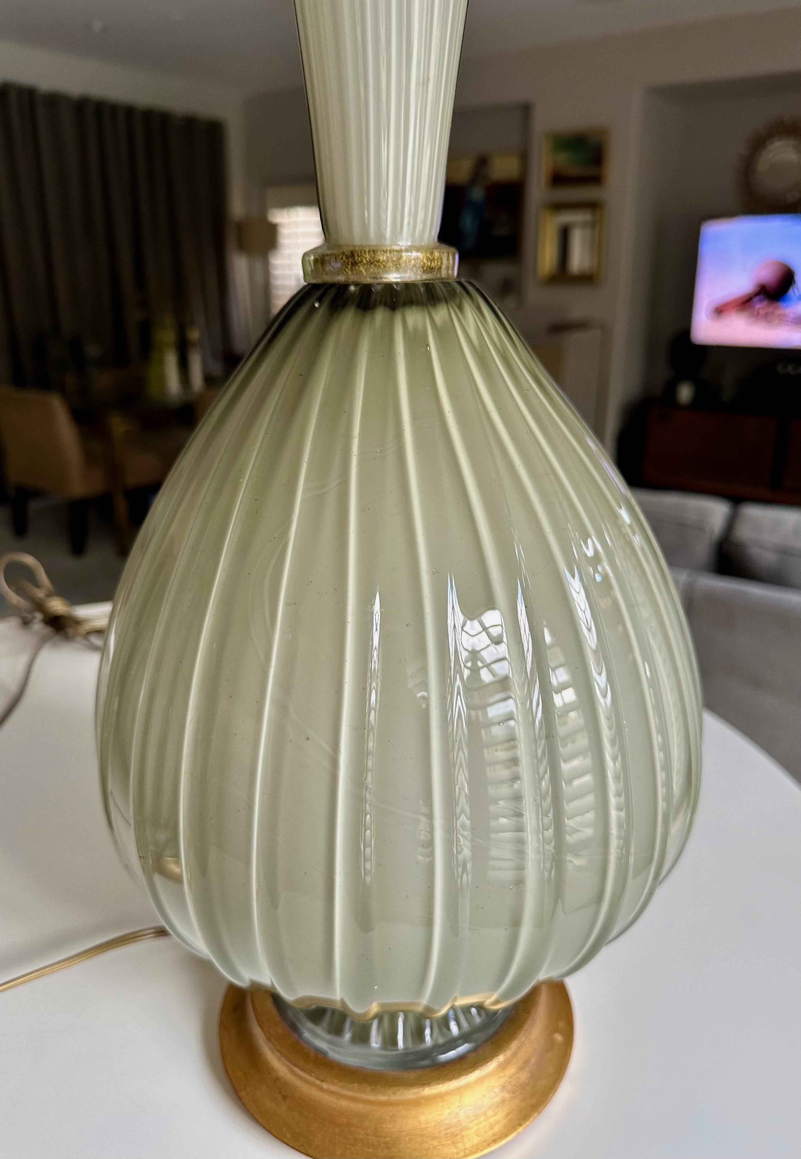 Paire de grandes lampes de table en verre ciselé gris olive de Murano en vente 4