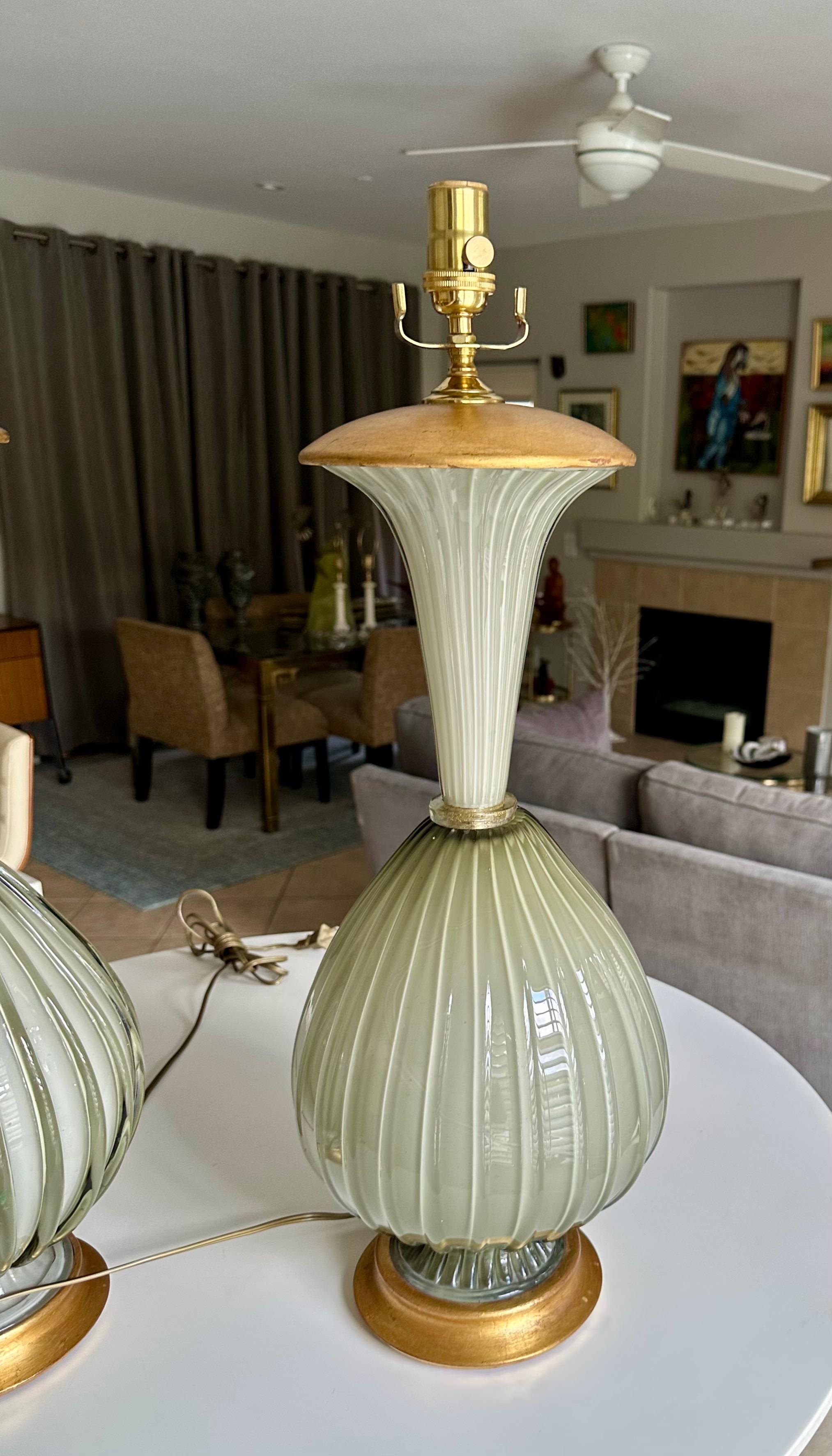 Paire de grandes lampes de table en verre ciselé gris olive de Murano en vente 5