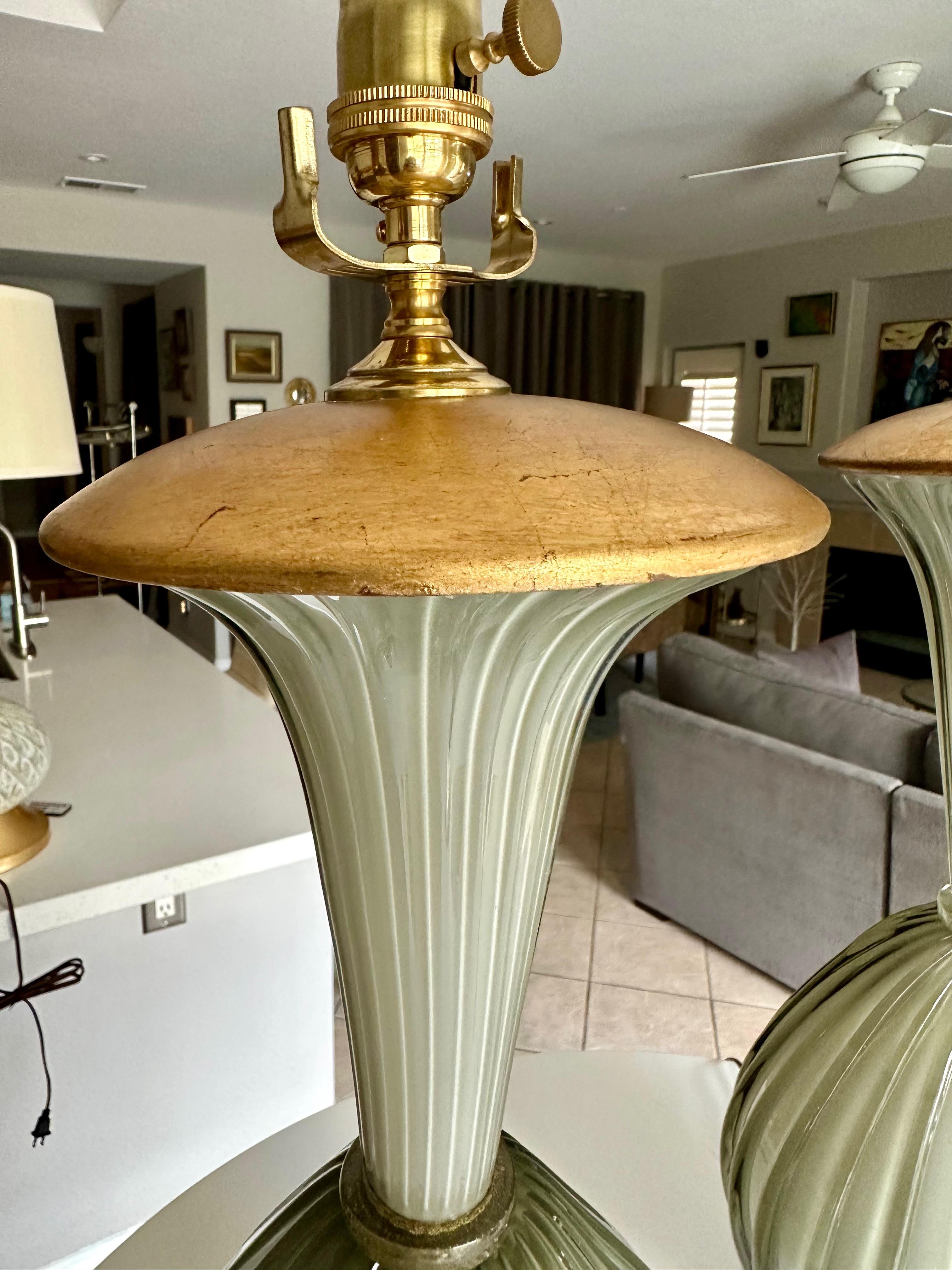 Paire de grandes lampes de table en verre ciselé gris olive de Murano en vente 9