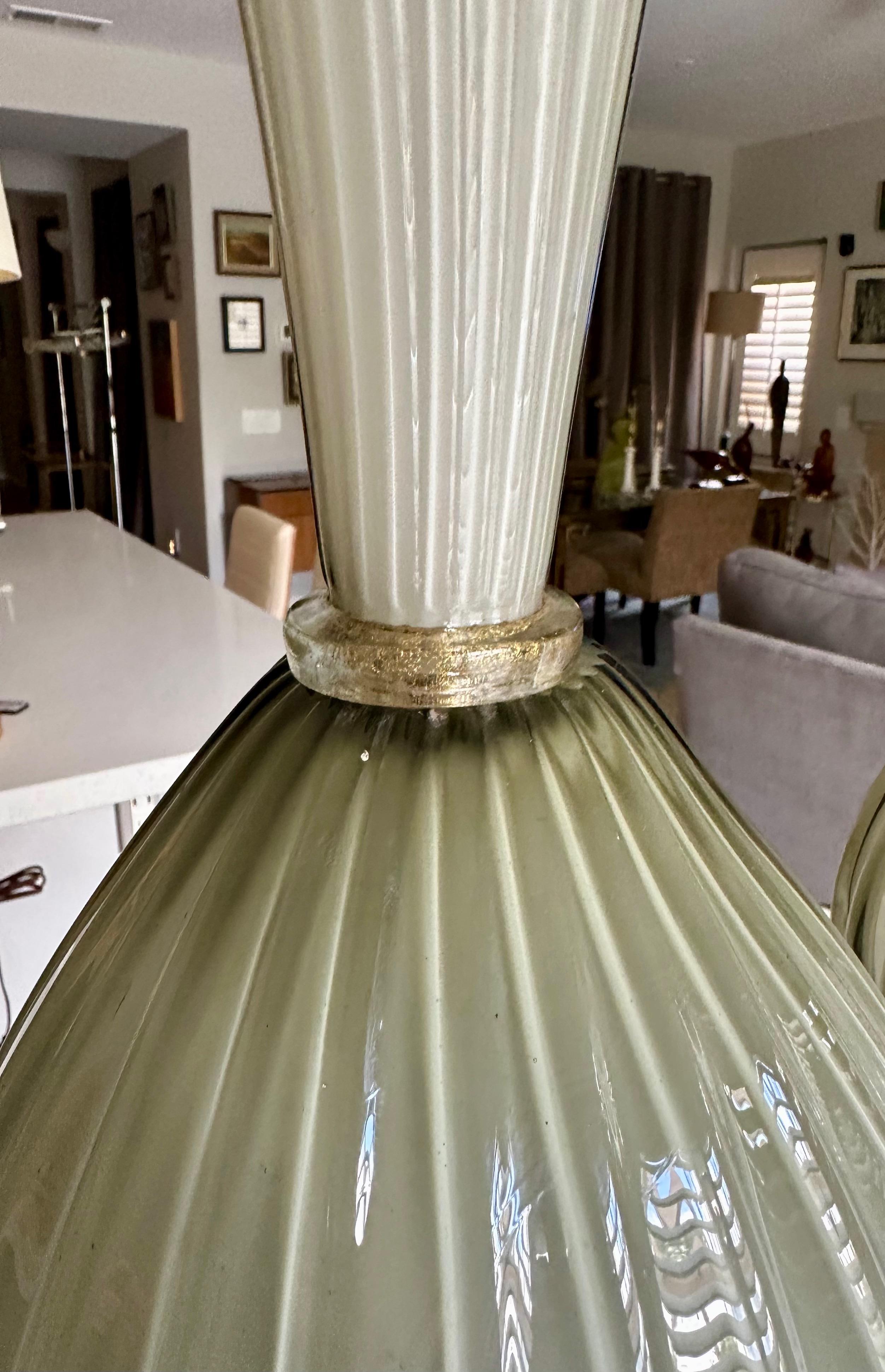 Paire de grandes lampes de table en verre ciselé gris olive de Murano en vente 10