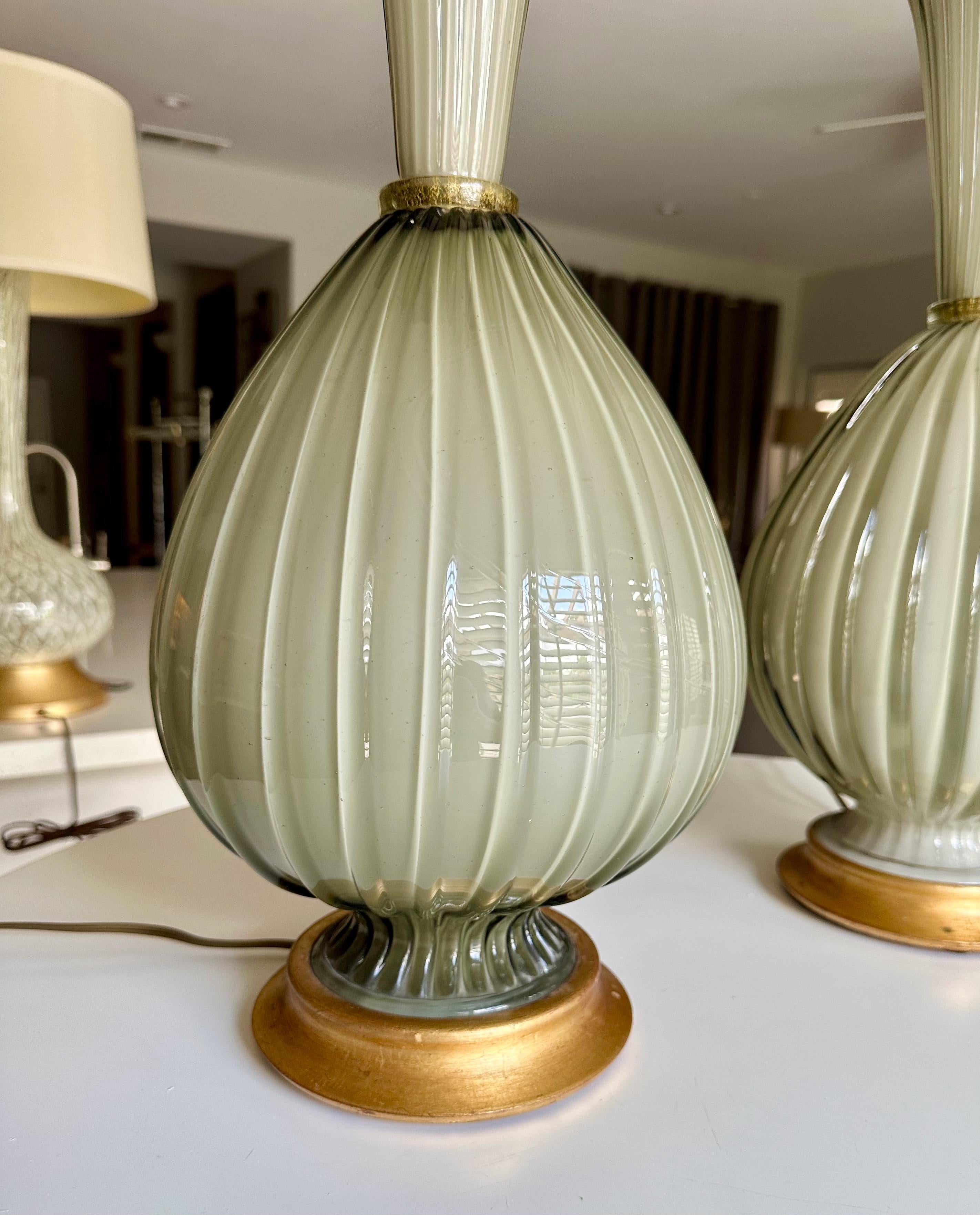 Paire de grandes lampes de table en verre ciselé gris olive de Murano en vente 12