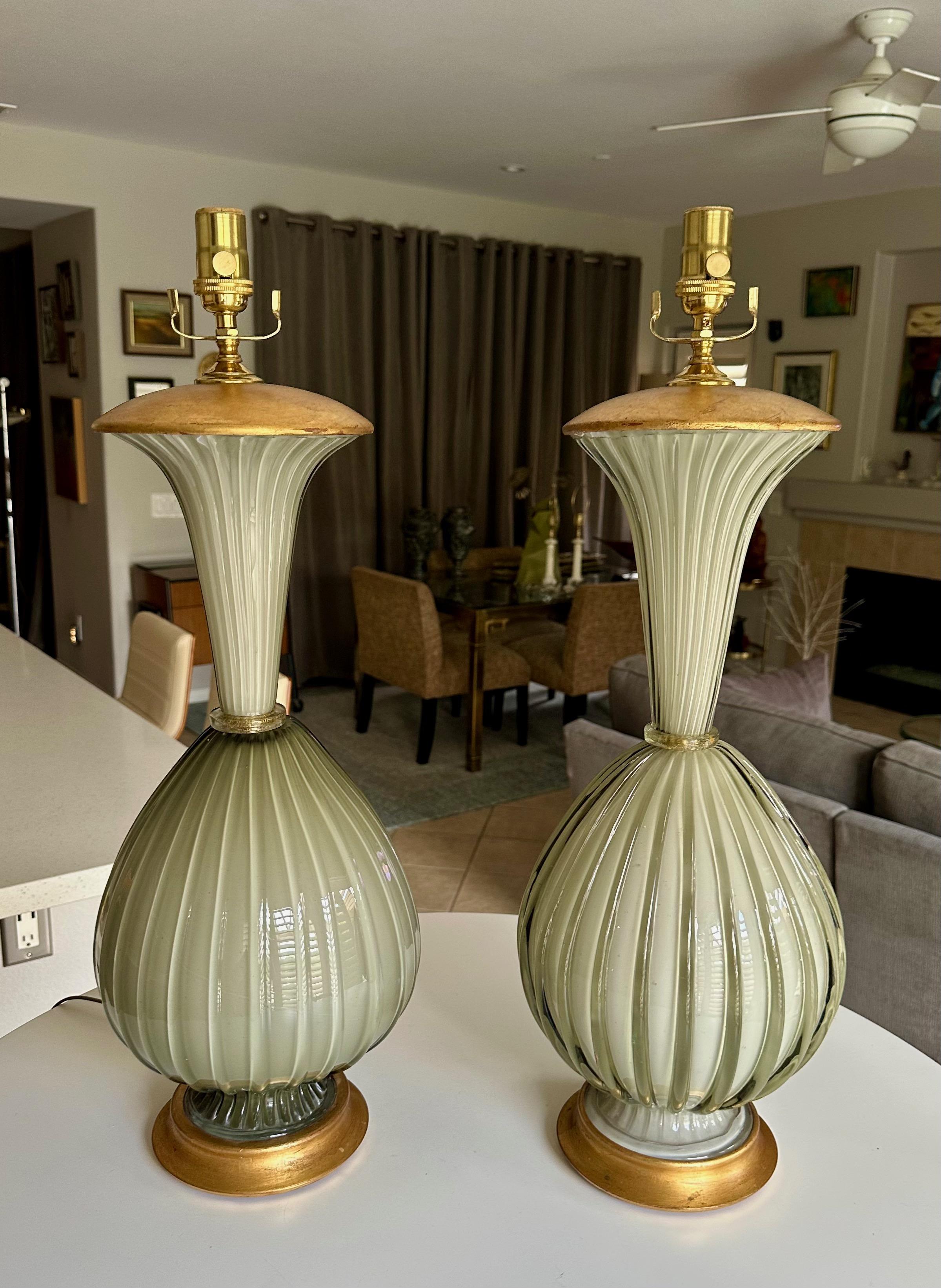 italien Paire de grandes lampes de table en verre ciselé gris olive de Murano en vente