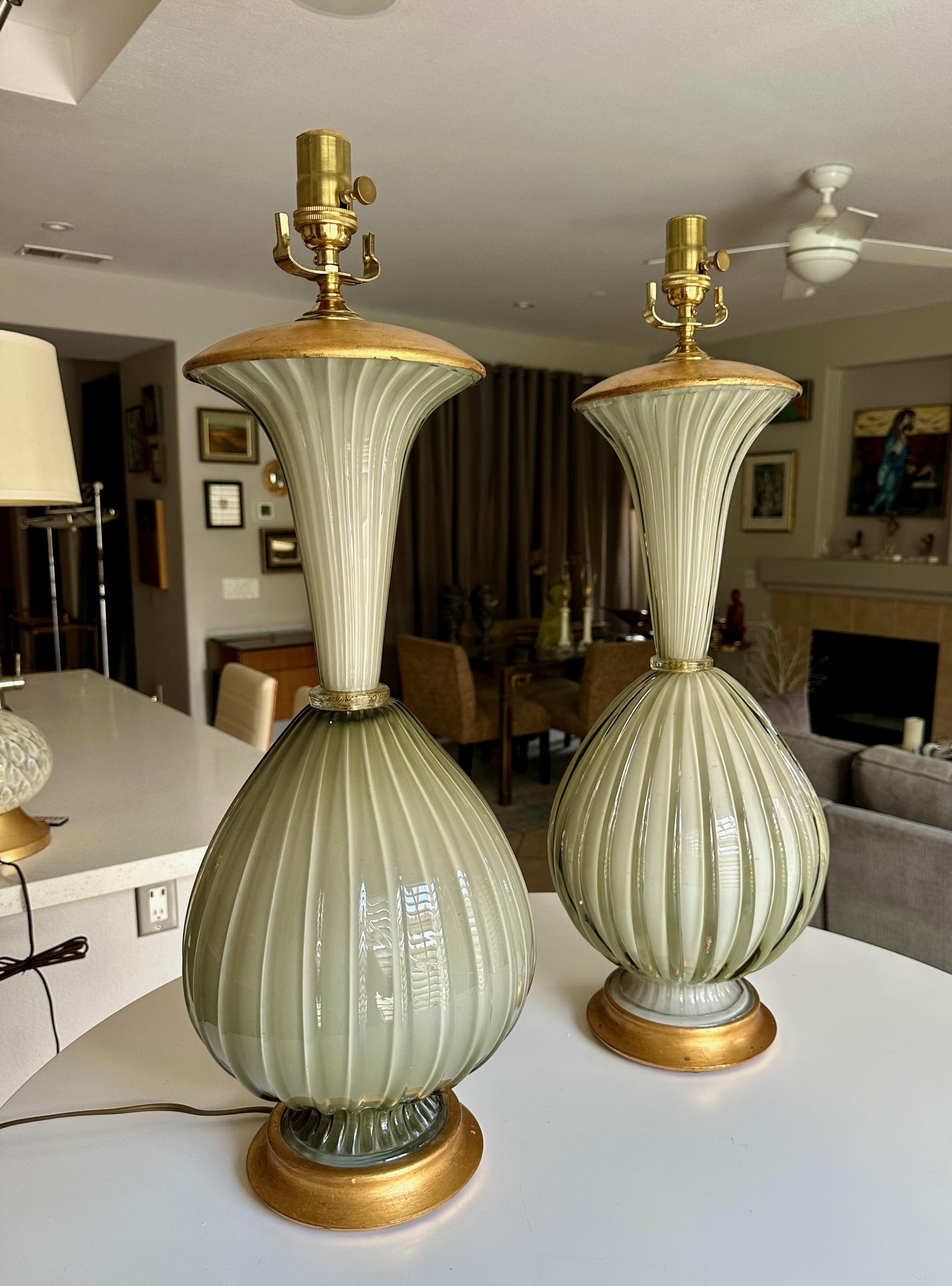 Paire de grandes lampes de table en verre ciselé gris olive de Murano Bon état - En vente à Palm Springs, CA
