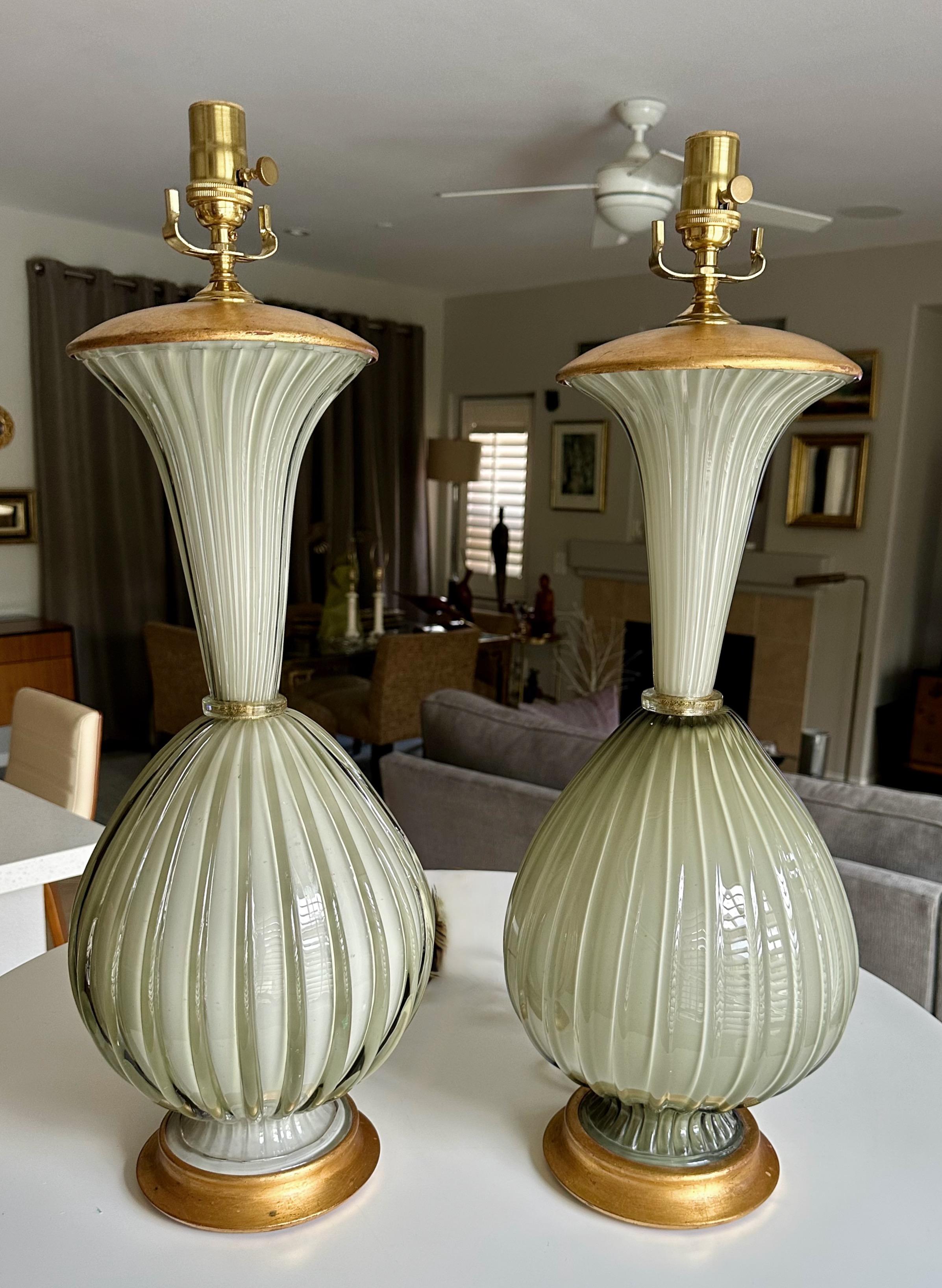 Milieu du XXe siècle Paire de grandes lampes de table en verre ciselé gris olive de Murano en vente