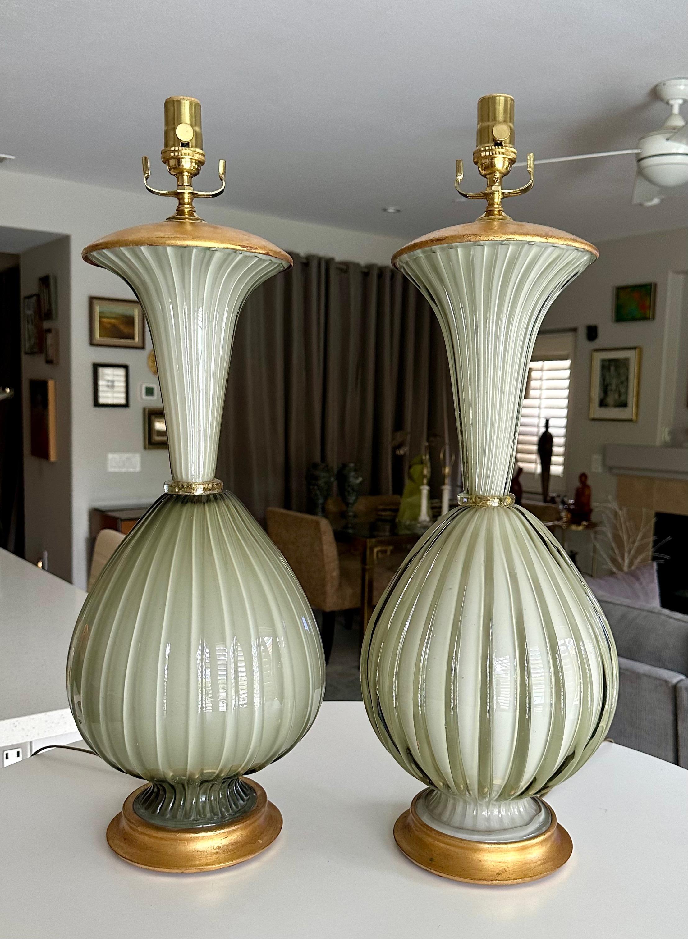 Laiton Paire de grandes lampes de table en verre ciselé gris olive de Murano en vente