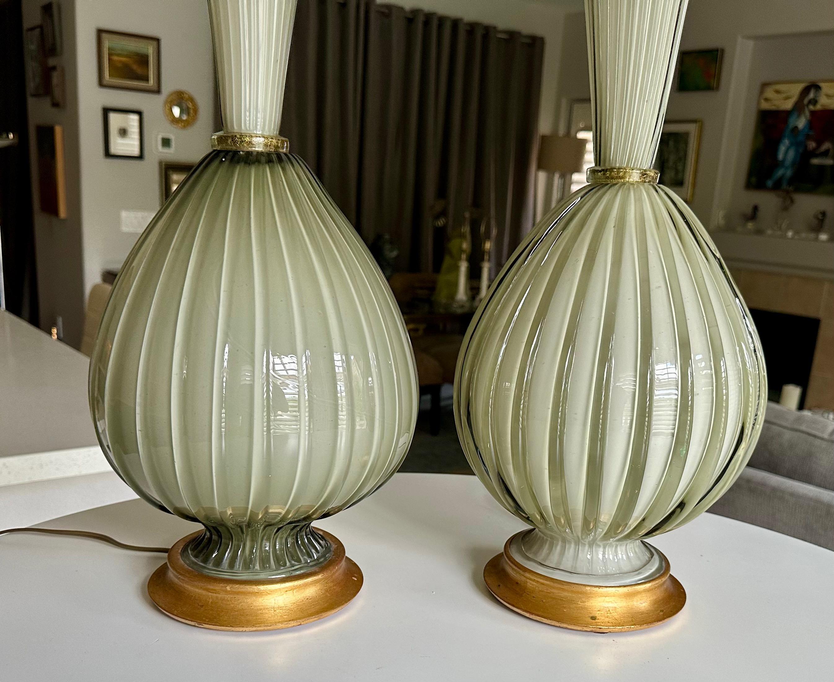 Paire de grandes lampes de table en verre ciselé gris olive de Murano en vente 1