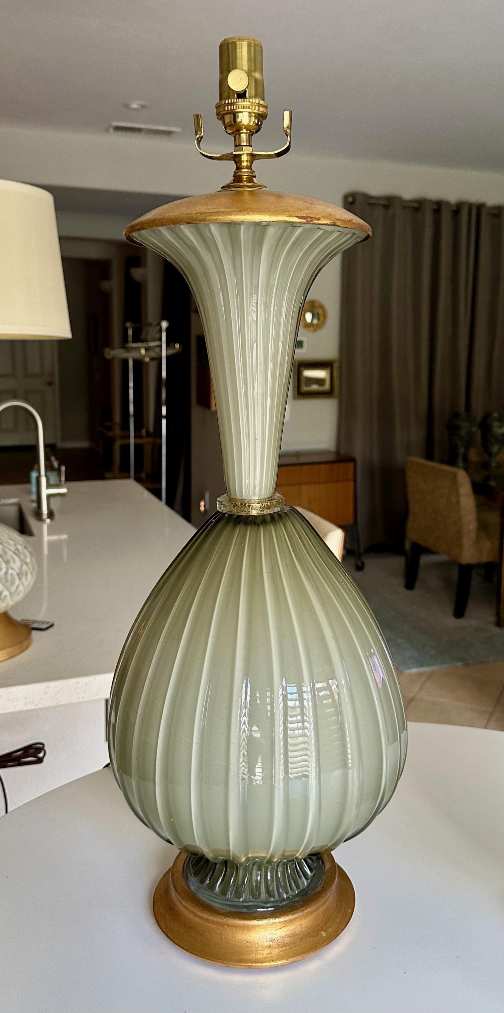 Paire de grandes lampes de table en verre ciselé gris olive de Murano en vente 2
