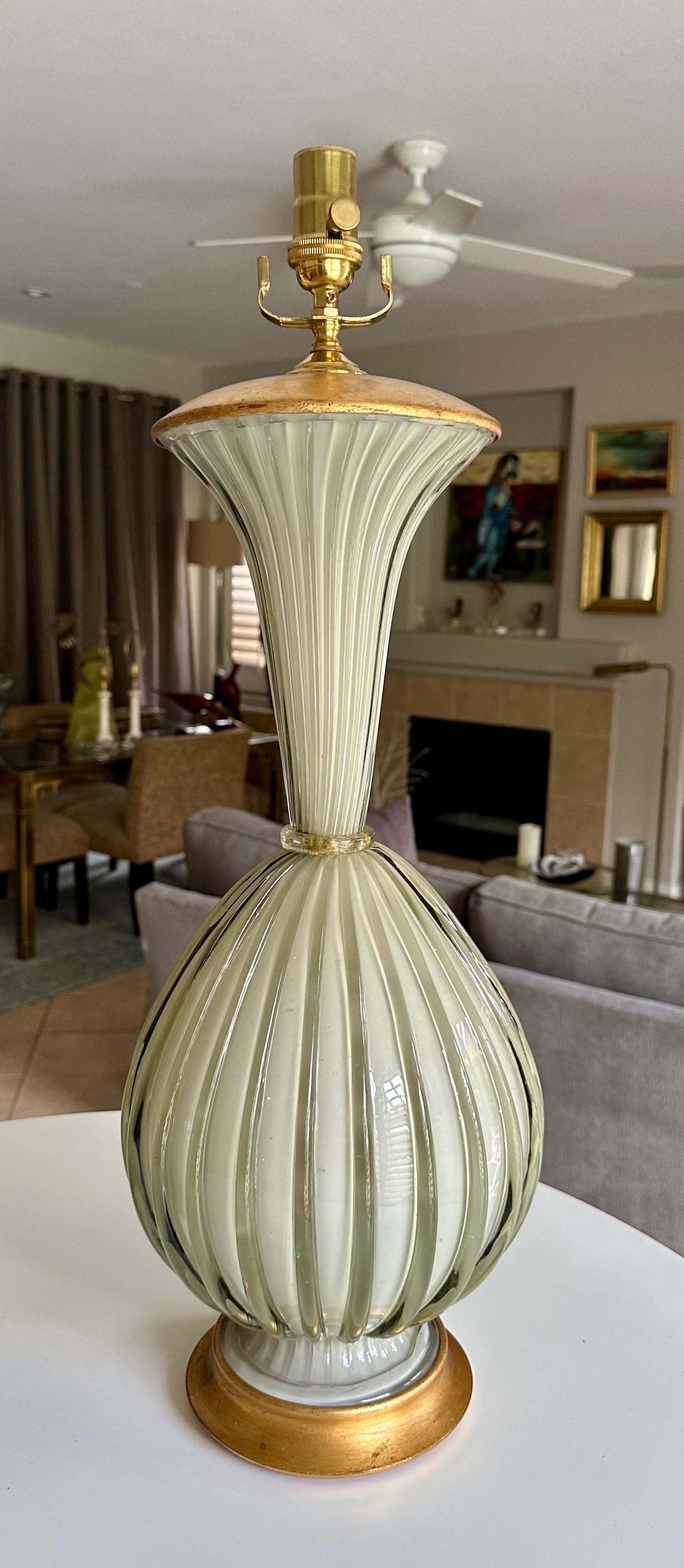 Paire de grandes lampes de table en verre ciselé gris olive de Murano en vente 3