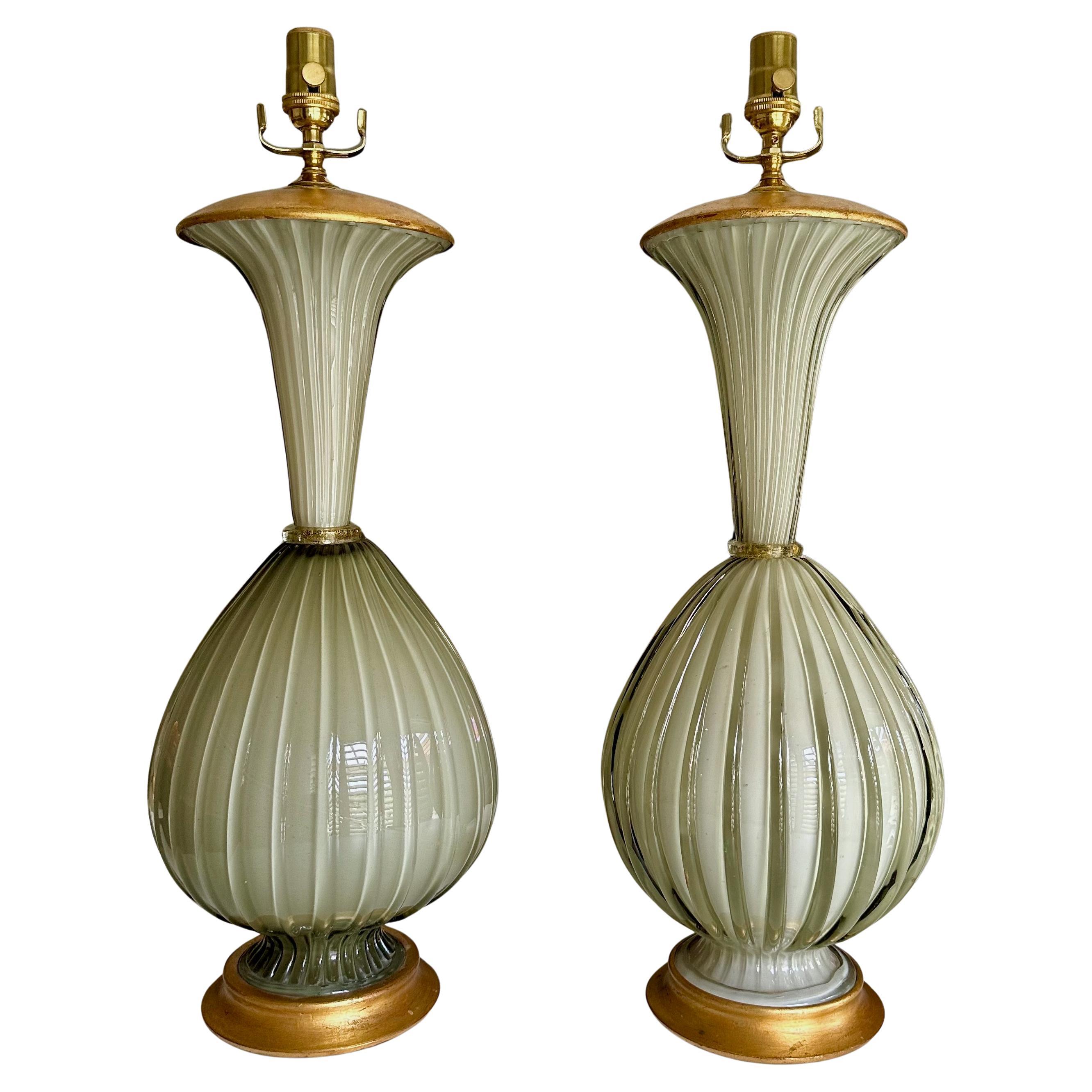 Paire de grandes lampes de table en verre ciselé gris olive de Murano en vente