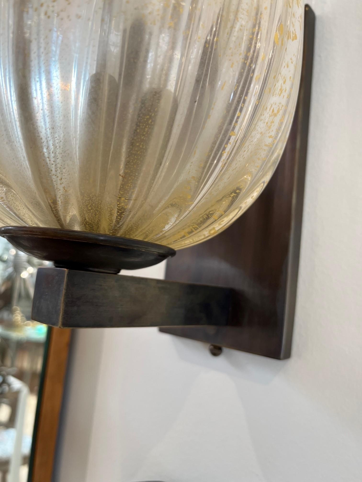 Große Murano-Wandleuchter mit Goldfleckenglas- Hurricane-Gehäusebeschlägen aus gealtertem Messing, Paar (Muranoglas) im Angebot