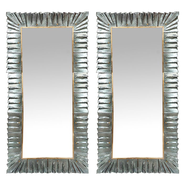 Coppia di grandi specchi di Murano con cornice in vetro Greene & Greene e ottone, in stock in vendita
