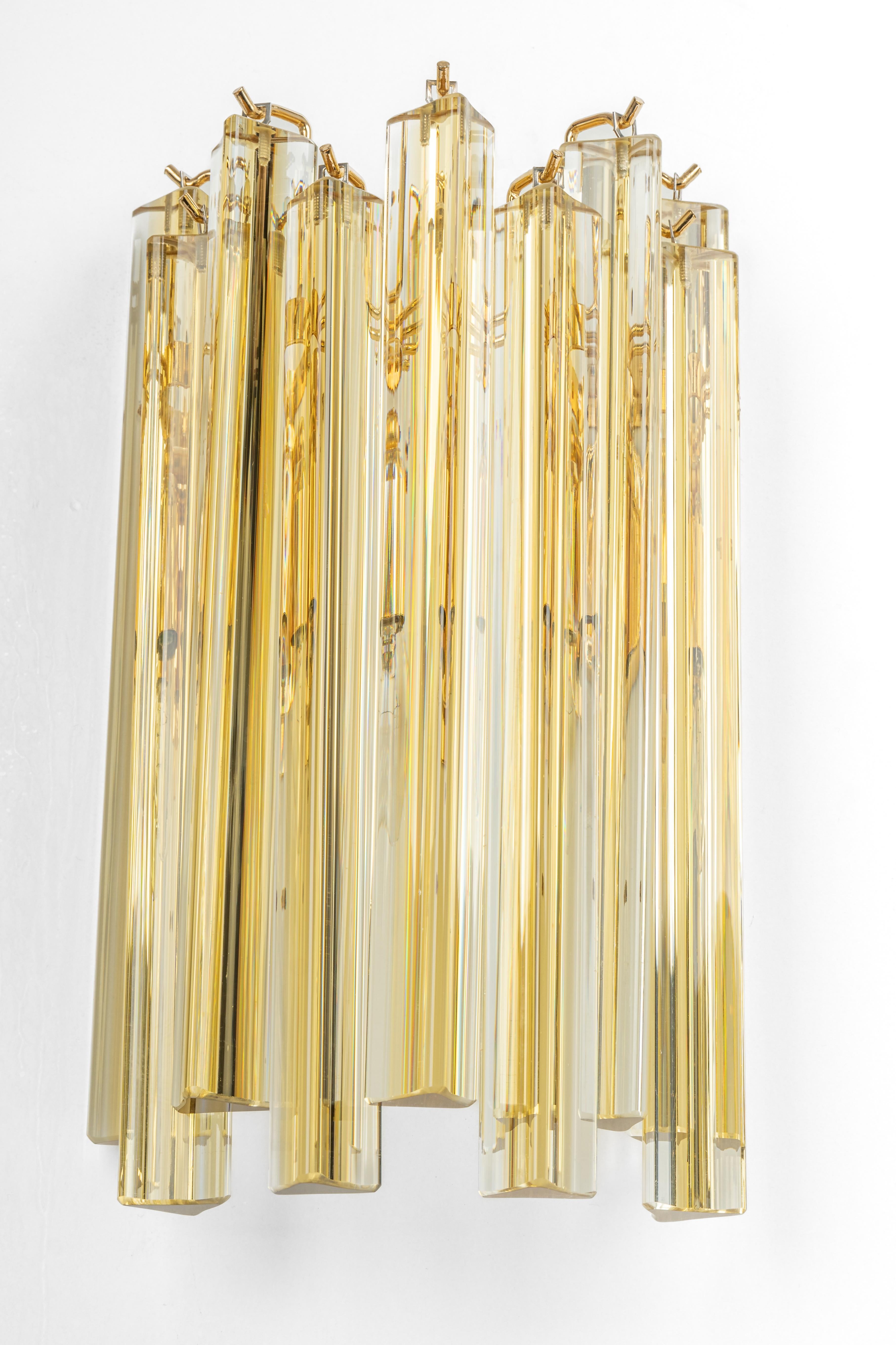 Satz von 2 Wandleuchten aus Muranoglas, entworfen von Venini für Kalmar, 1970er Jahre
Messingrahmen sammelt 9 strukturierte Gläser, schön brechen das Licht sehr schwere Qualität.

Hochwertig und in sehr gutem Zustand. Gereinigt, gut verkabelt und