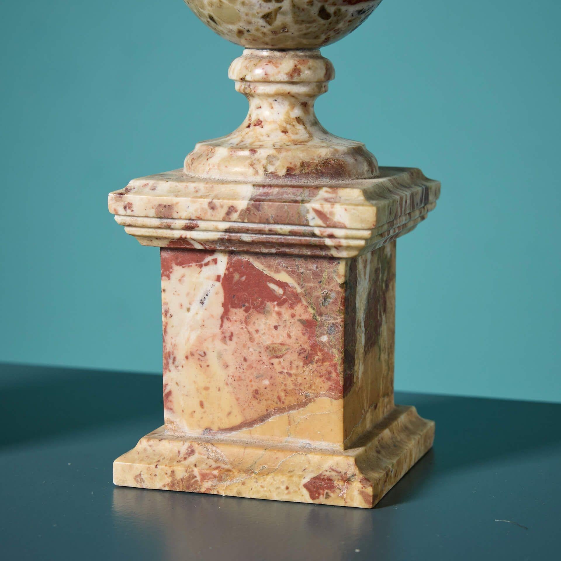 Neoclassico Coppia di grandi terminali neoclassici in marmo breccia in vendita