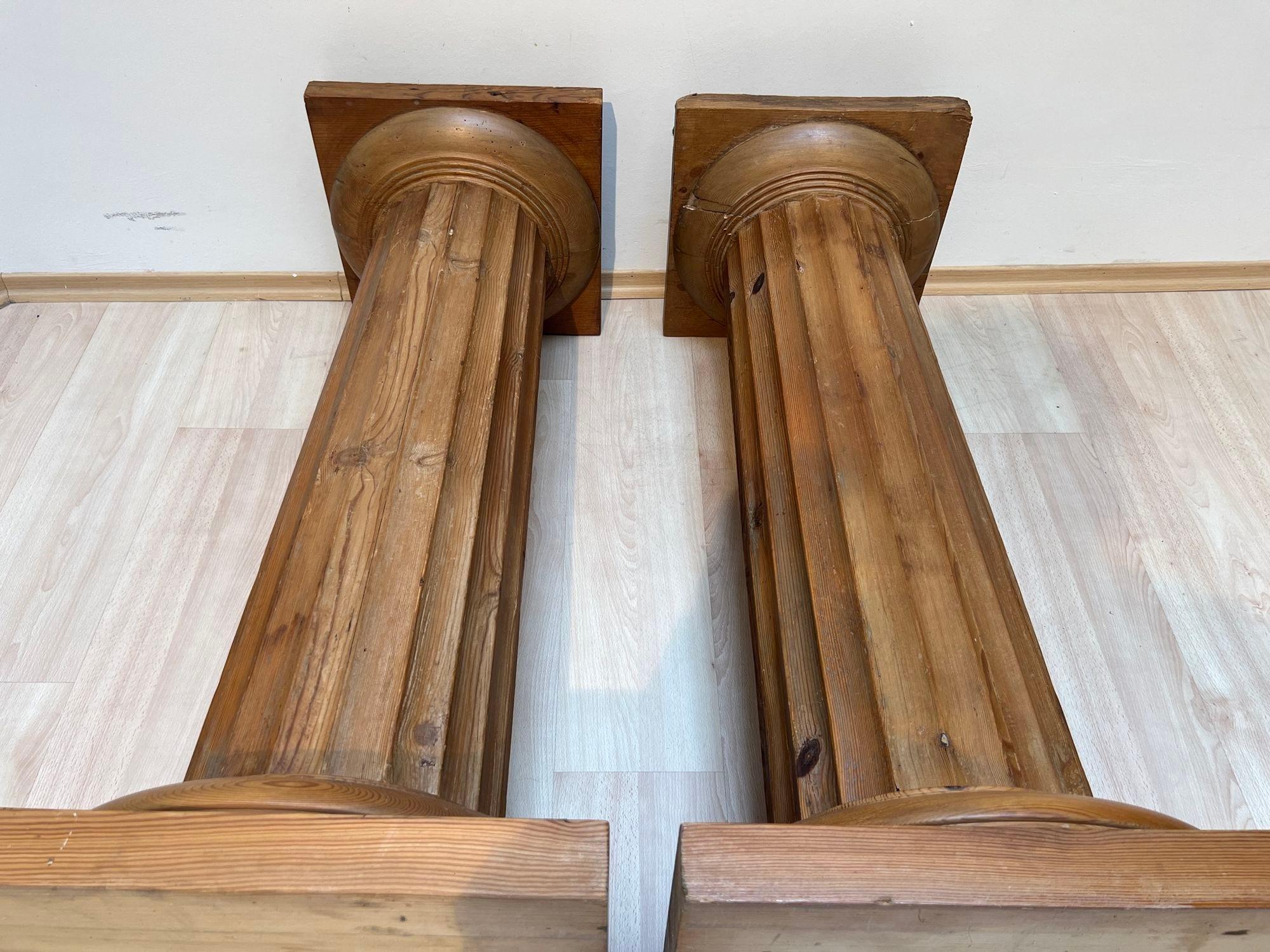 Pair of large Neoclassical Columns, Pine Wood, France circa 1910 For Sale 4