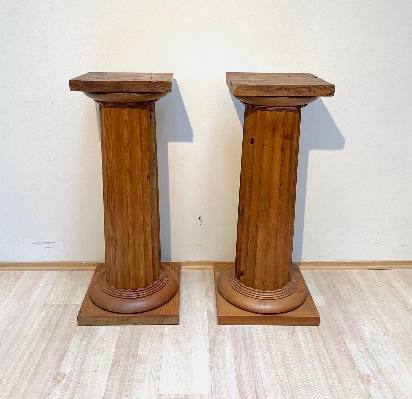 Beautif pair of heavy, neoclassical greek cumns from France, early 20th century, circa 1900-1920. Sid pine soft wood. Strong fluting of the stele. Square cornice and plinth. Doric capitals and bases. Unrestored original condition
Dimensions:
*