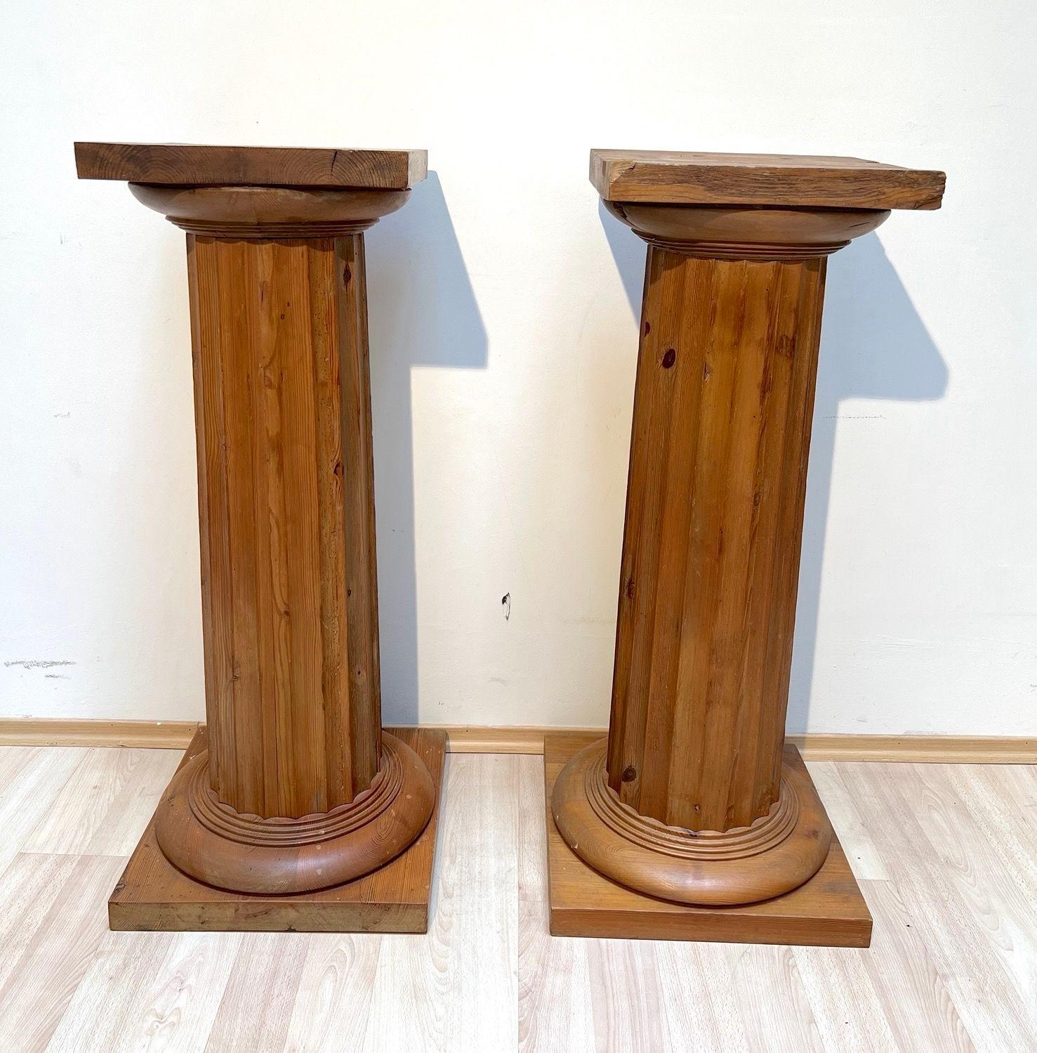 European Pair of large Neoclassical Columns, Pine Wood, France circa 1910 For Sale