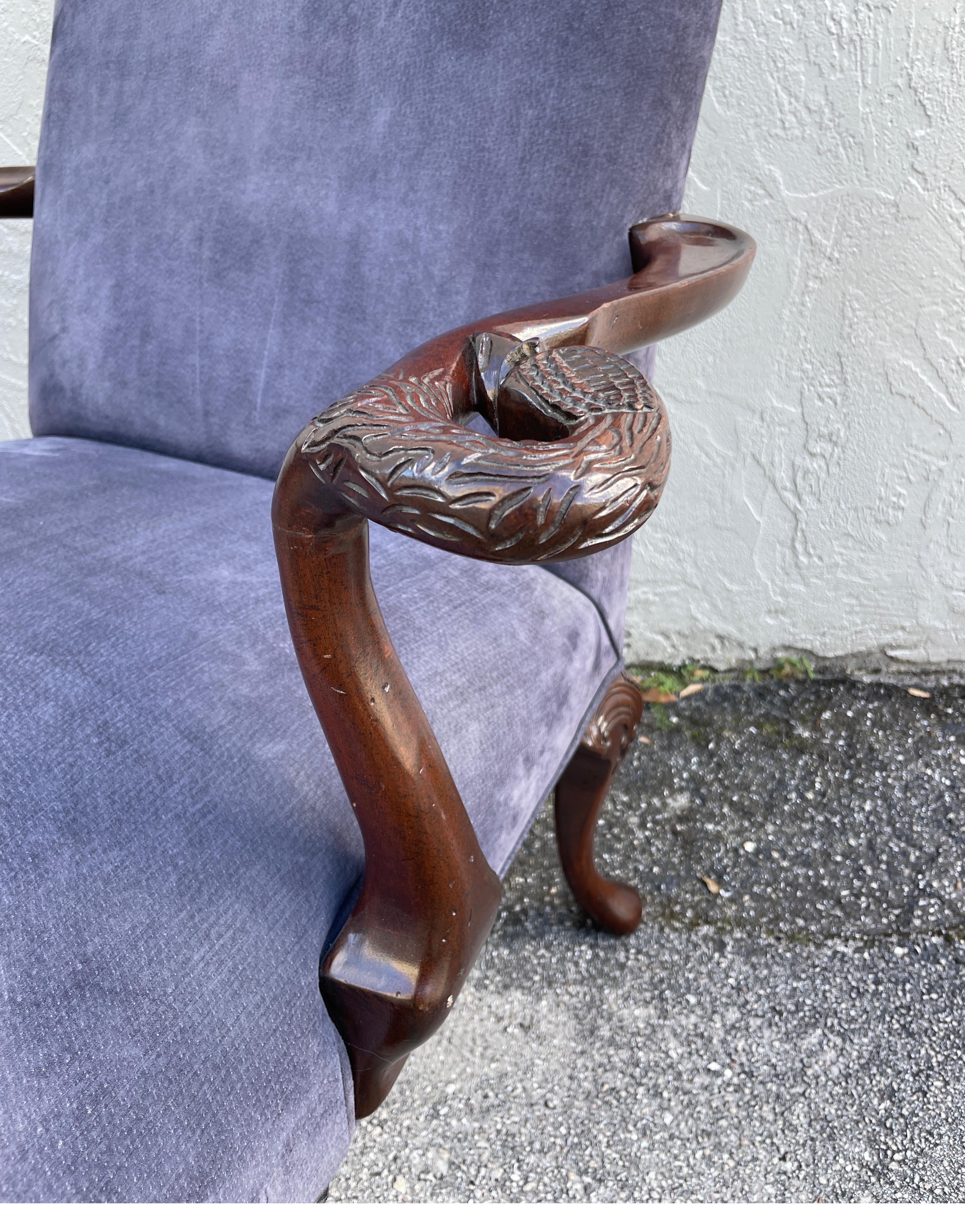 Paire de grands fauteuils de style néoclassique avec bras en forme de tête de cygne sculptés  en vente 3