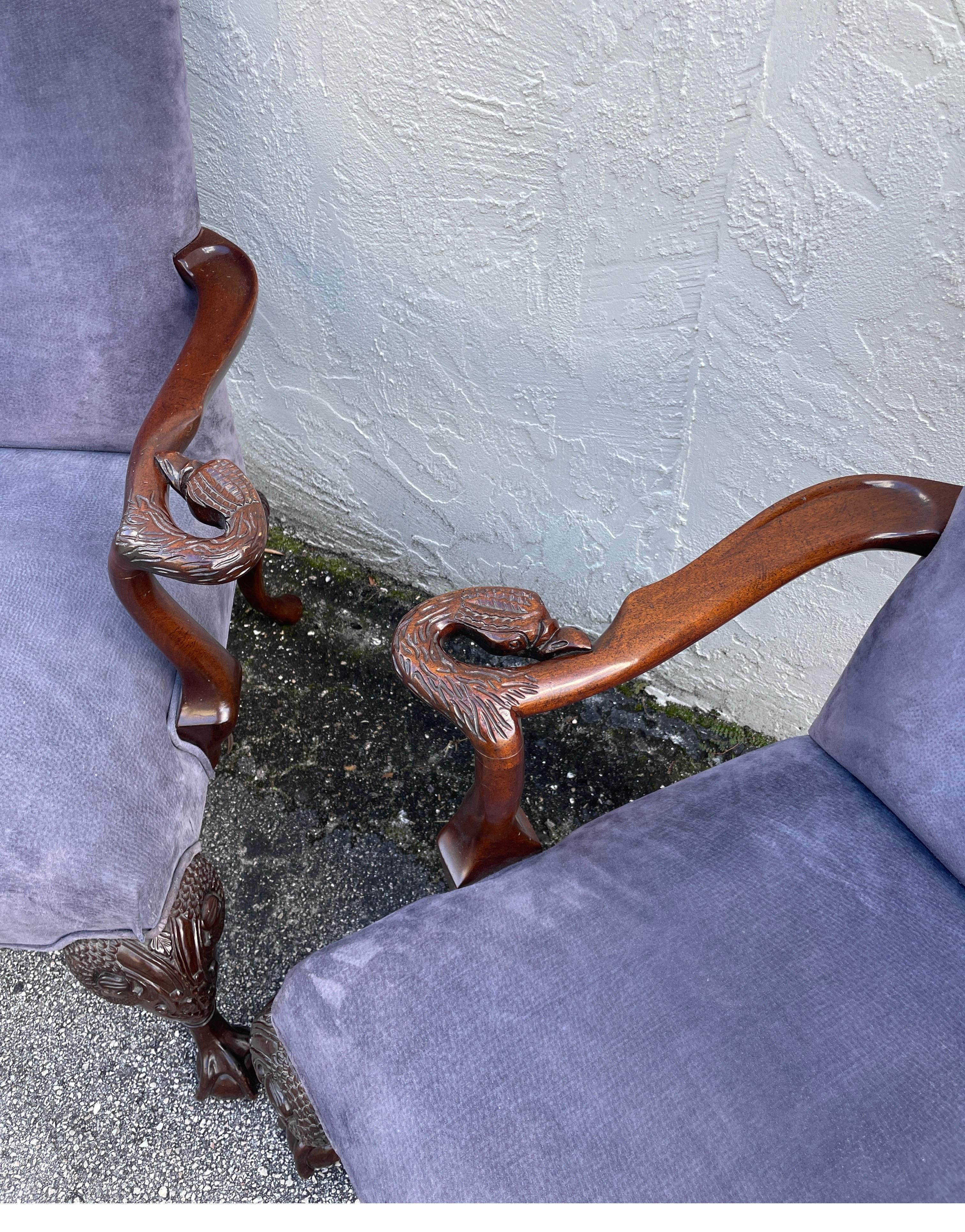 Coppia di grandi poltrone in stile neoclassico con braccioli intagliati a testa di cigno in vendita 5