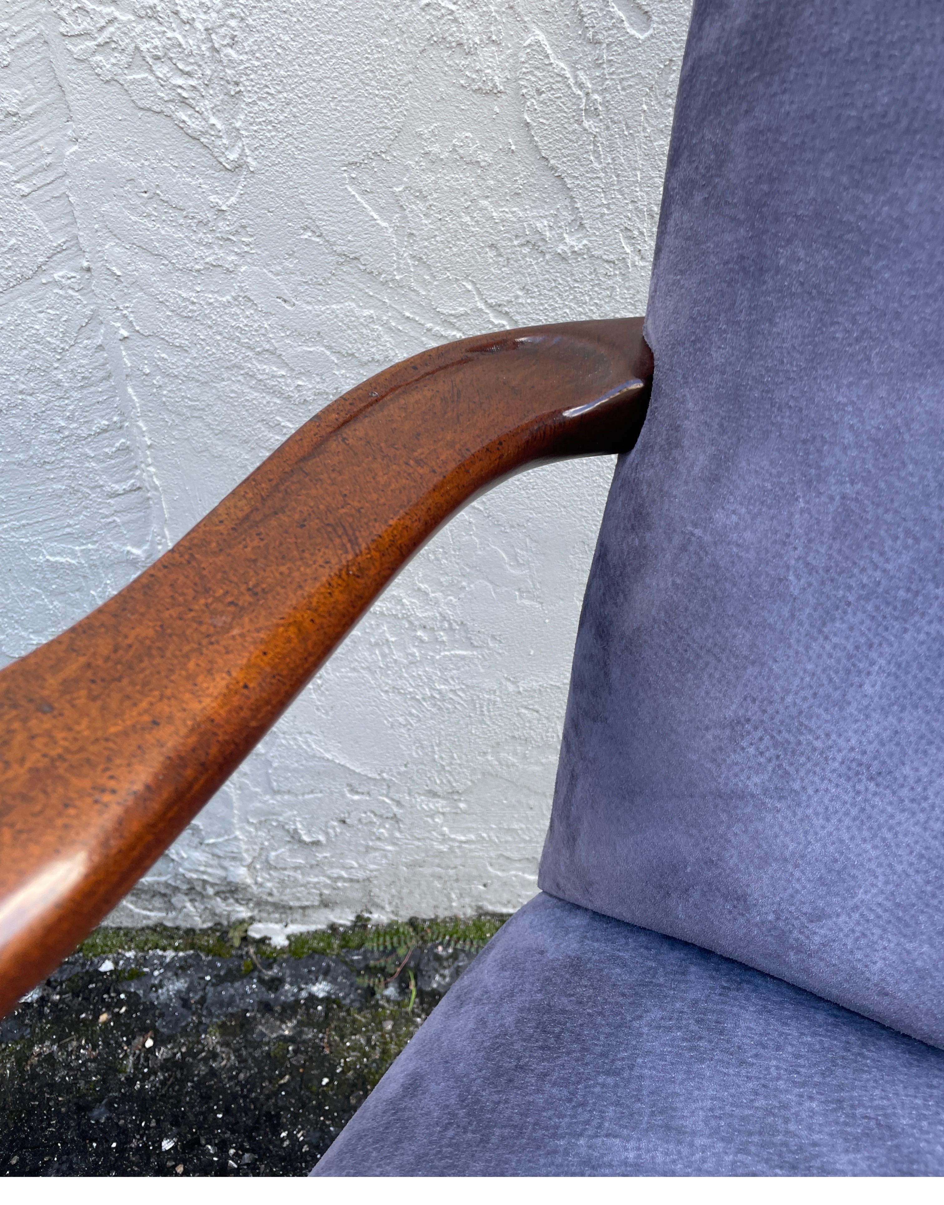 Coppia di grandi poltrone in stile neoclassico con braccioli intagliati a testa di cigno in vendita 6