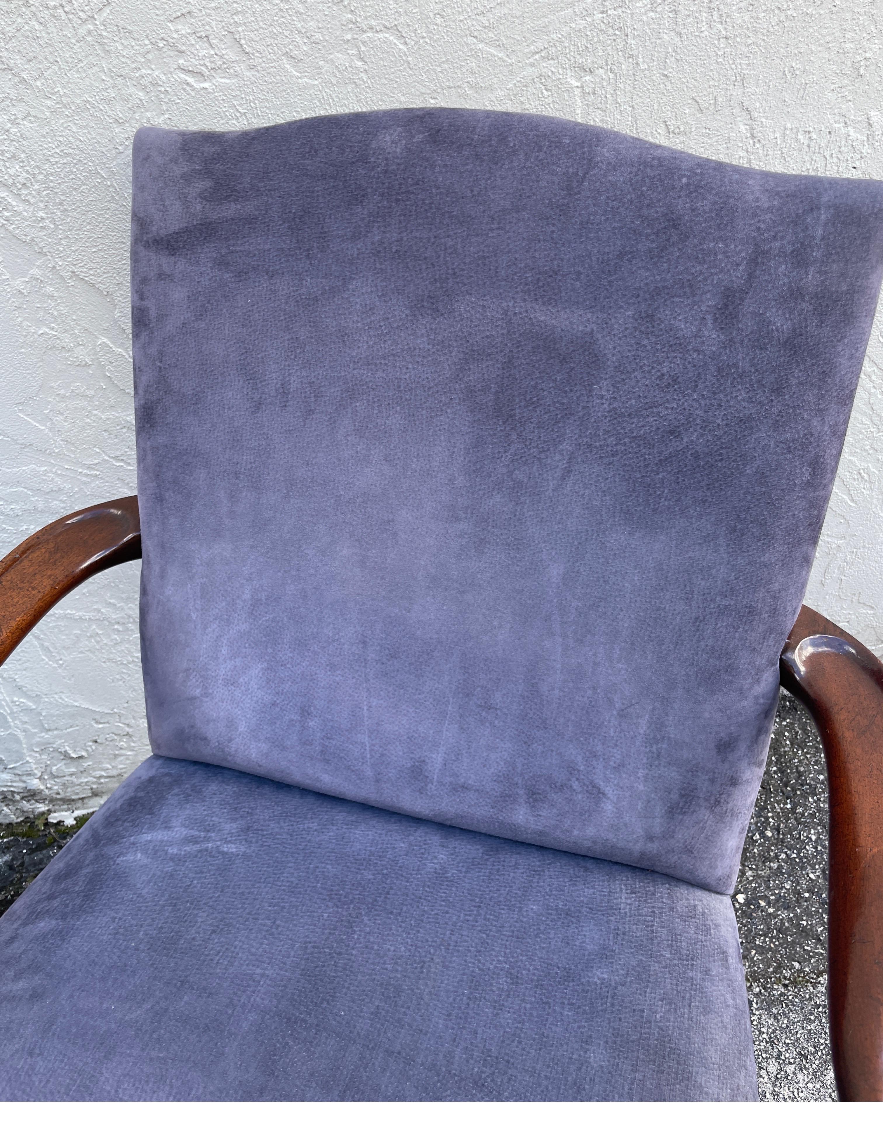 Coppia di grandi poltrone in stile neoclassico con braccioli intagliati a testa di cigno in vendita 7