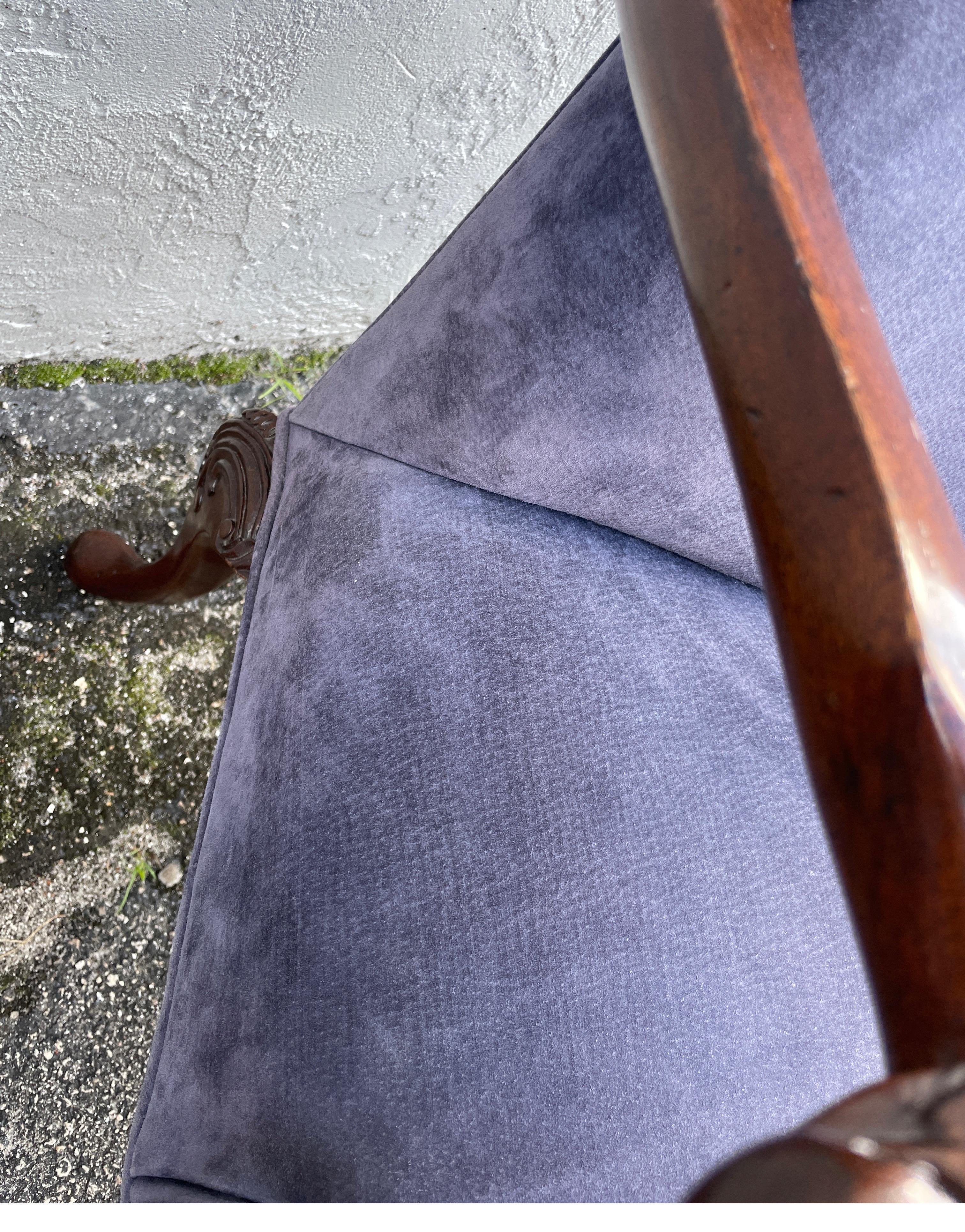 Coppia di grandi poltrone in stile neoclassico con braccioli intagliati a testa di cigno in vendita 9