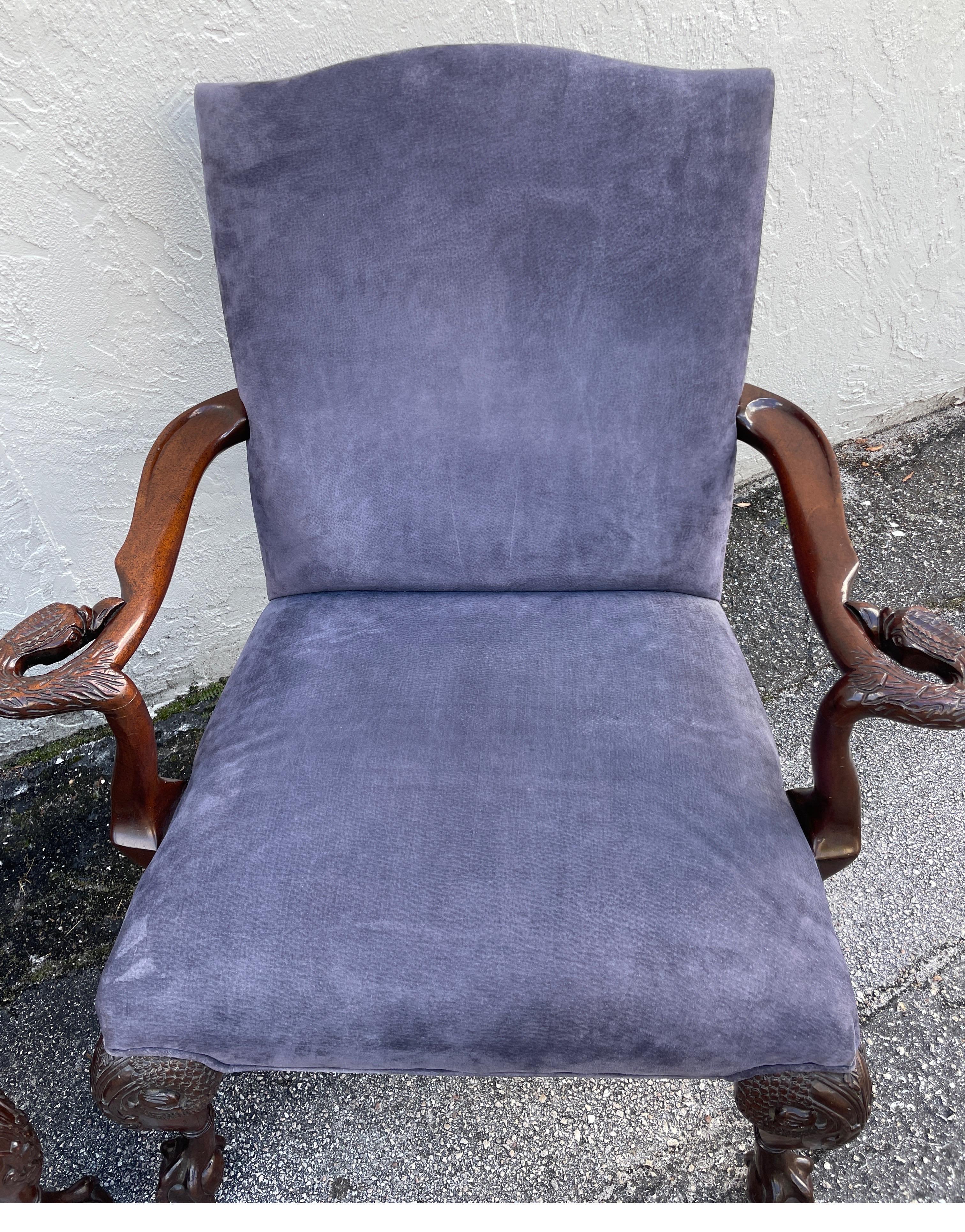 Paire de grands fauteuils de style néoclassique avec bras en forme de tête de cygne sculptés  en vente 10