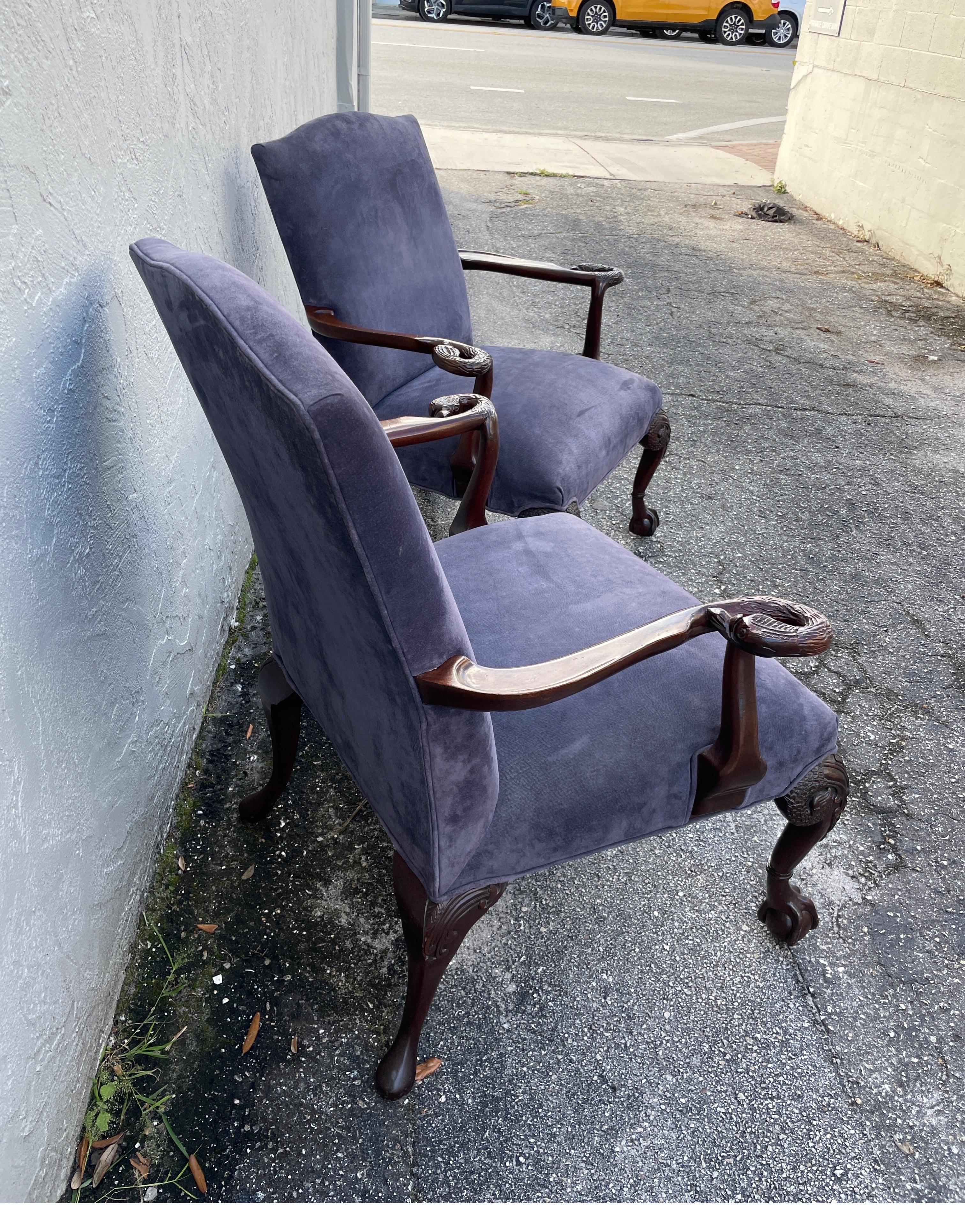 Coppia di grandi poltrone in stile neoclassico con braccioli intagliati a testa di cigno in vendita 12