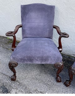 Paire de grands fauteuils de style néoclassique avec bras en forme de tête de cygne sculptés