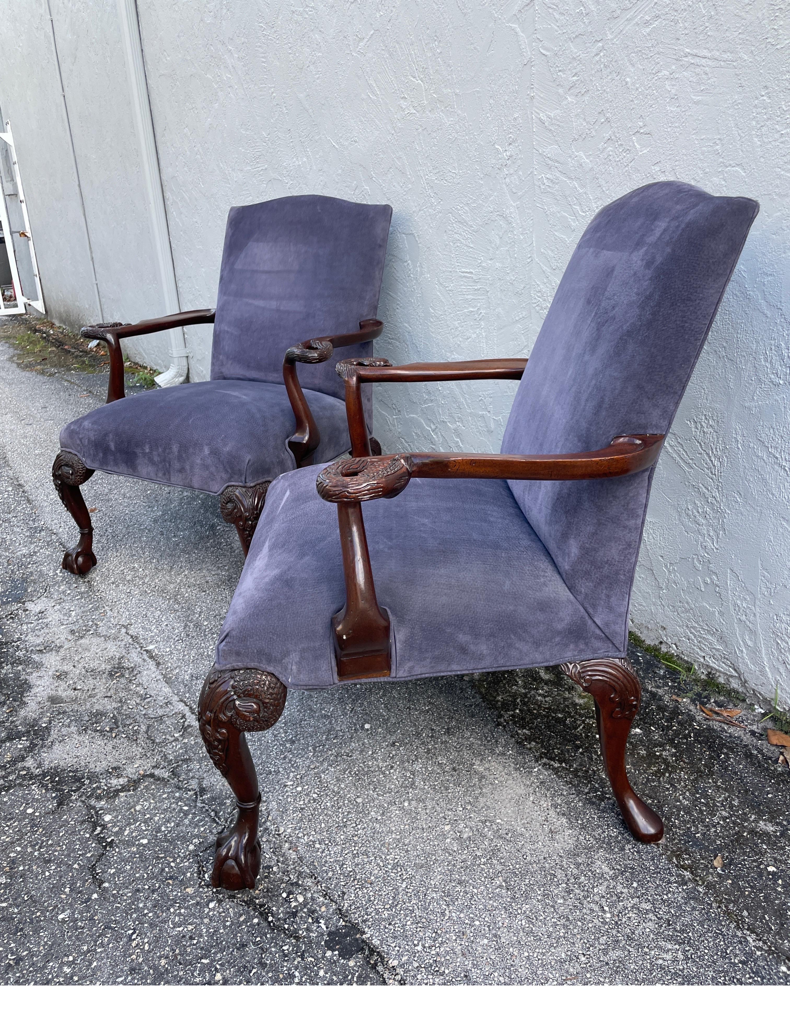 Americano Coppia di grandi poltrone in stile neoclassico con braccioli intagliati a testa di cigno in vendita